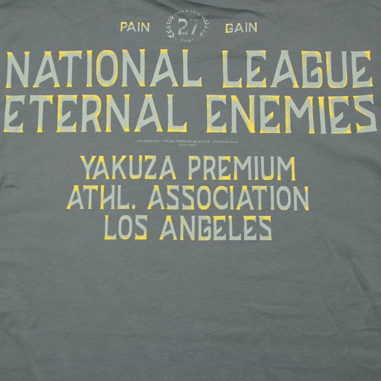 Yakuza Premium T-Shirt 3900 in olivegrau mit grossem Frontprint im Tattoo-Stil und markantem Schriftzug auf dem Rücken – Herren Streetwear