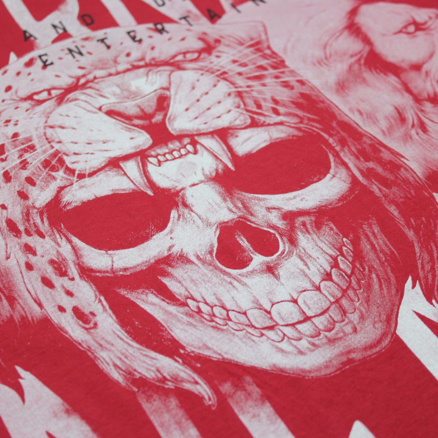 Yakuza Premium T-Shirt 3903 in rot mit grossem, detailreichem Rückenprint und kleinem Logo auf der linken Brust.