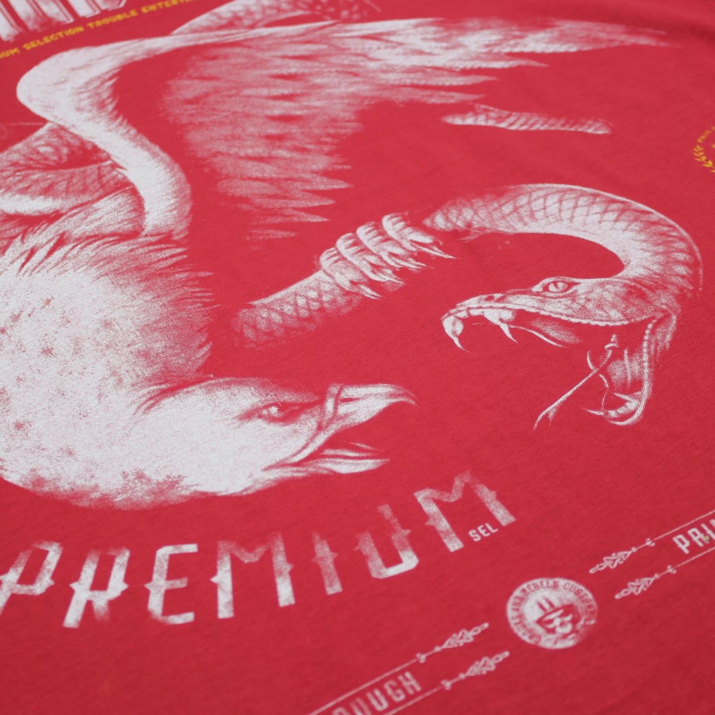 Yakuza Premium 3905 T-Shirt in rot mit grossem, detailreichem Rückenprint und kleinem Frontprint.