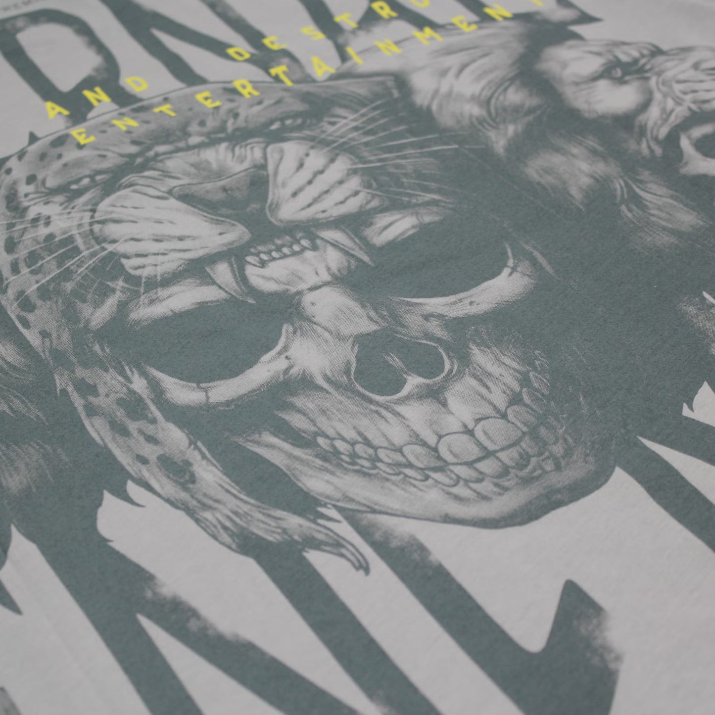Yakuza Premium T-Shirt 3903 in hellblau mit grossem, detailreichem Rückenprint und kleinem Logo auf der linken Brust.