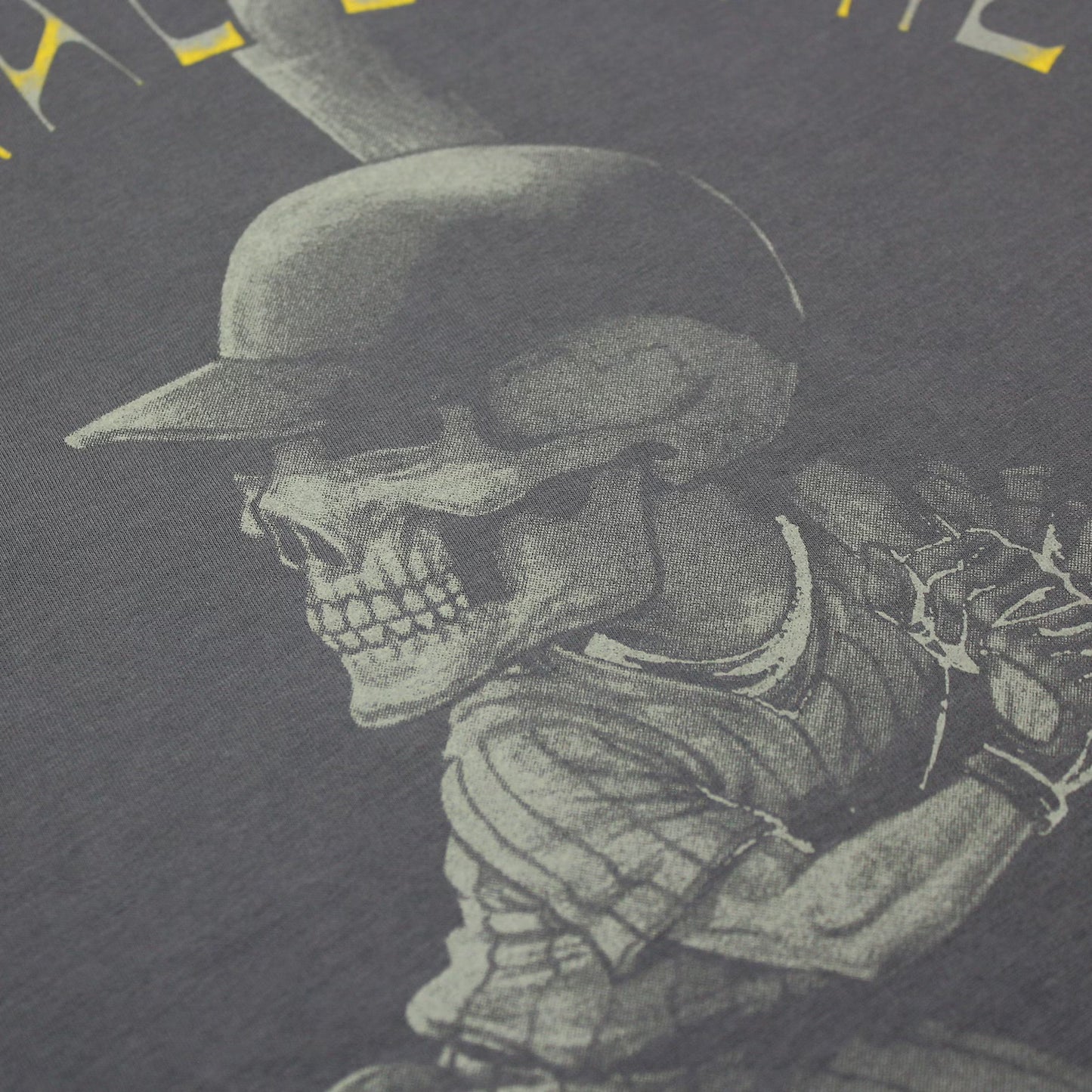 Yakuza Premium T-Shirt 3900 in olivegrau mit grossem Frontprint im Tattoo-Stil und markantem Schriftzug auf dem Rücken – Herren Streetwear