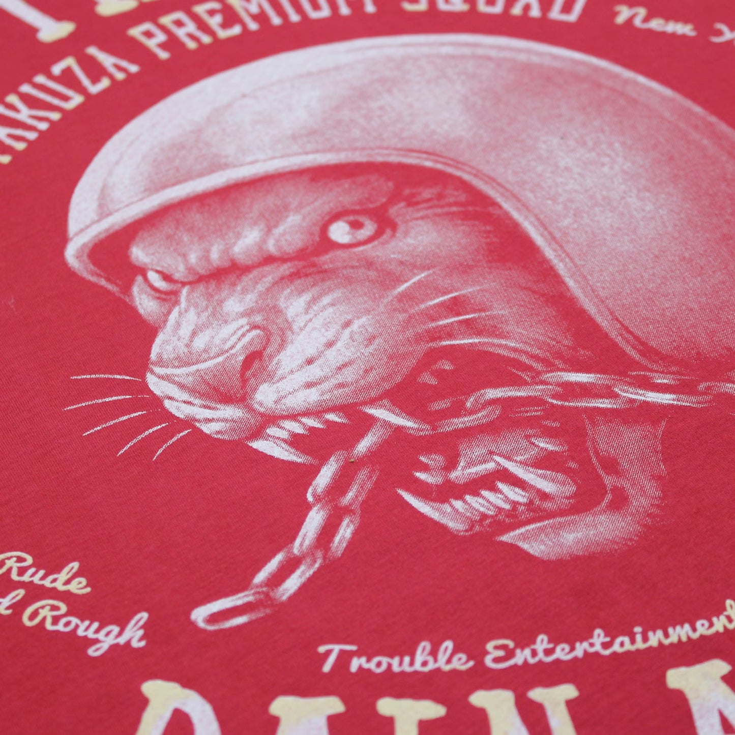 Yakuza Premium T-Shirt 3901 in rot mit grossem Frontprint im Tattoo-Stil und markantem Schriftzug auf dem Rücken – Herren Streetwear