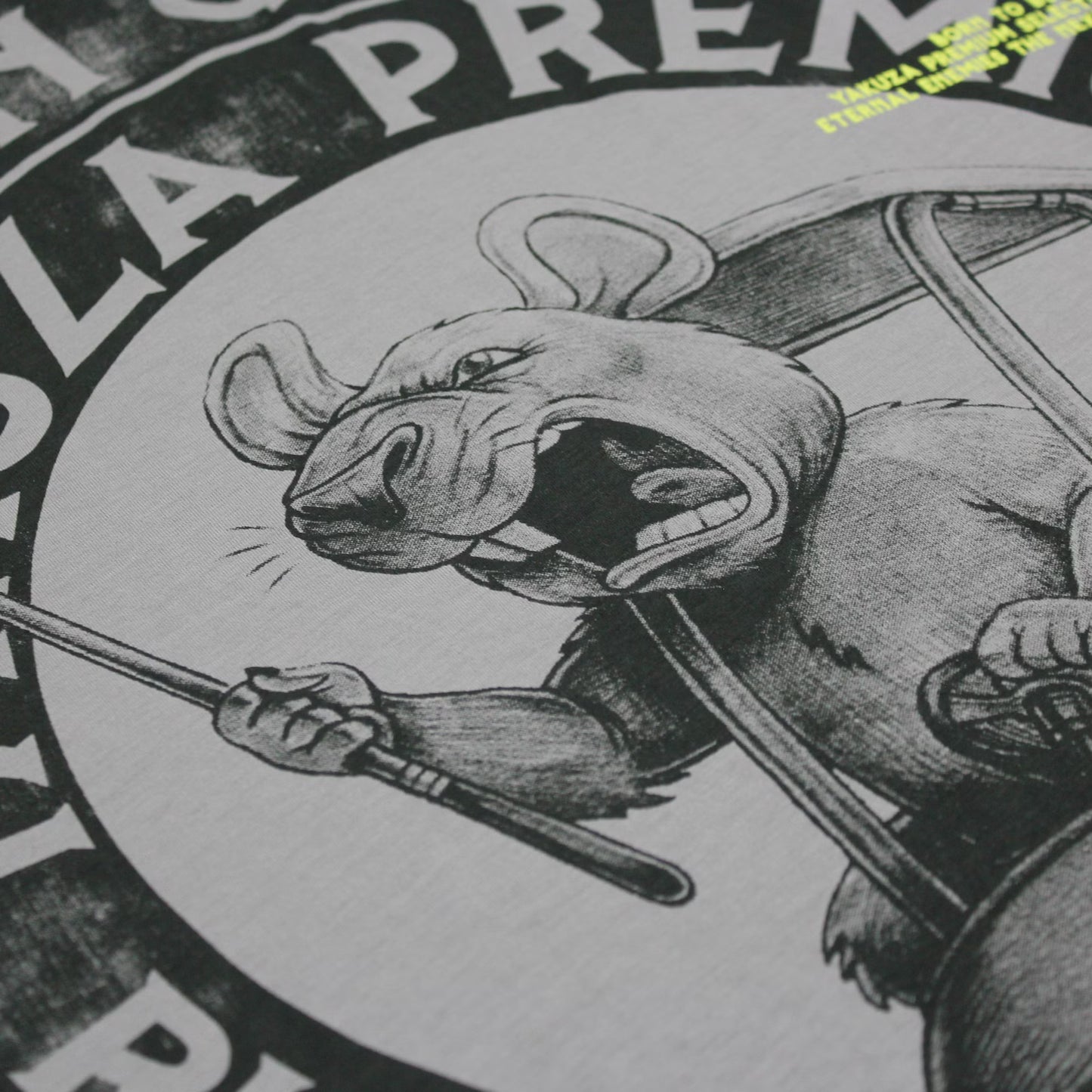 Yakuza Premium 3907 T-Shirt in lila matt aus 100 % Baumwolle mit grossem Brustprint und auffälligem Schriftzug auf dem Rücken