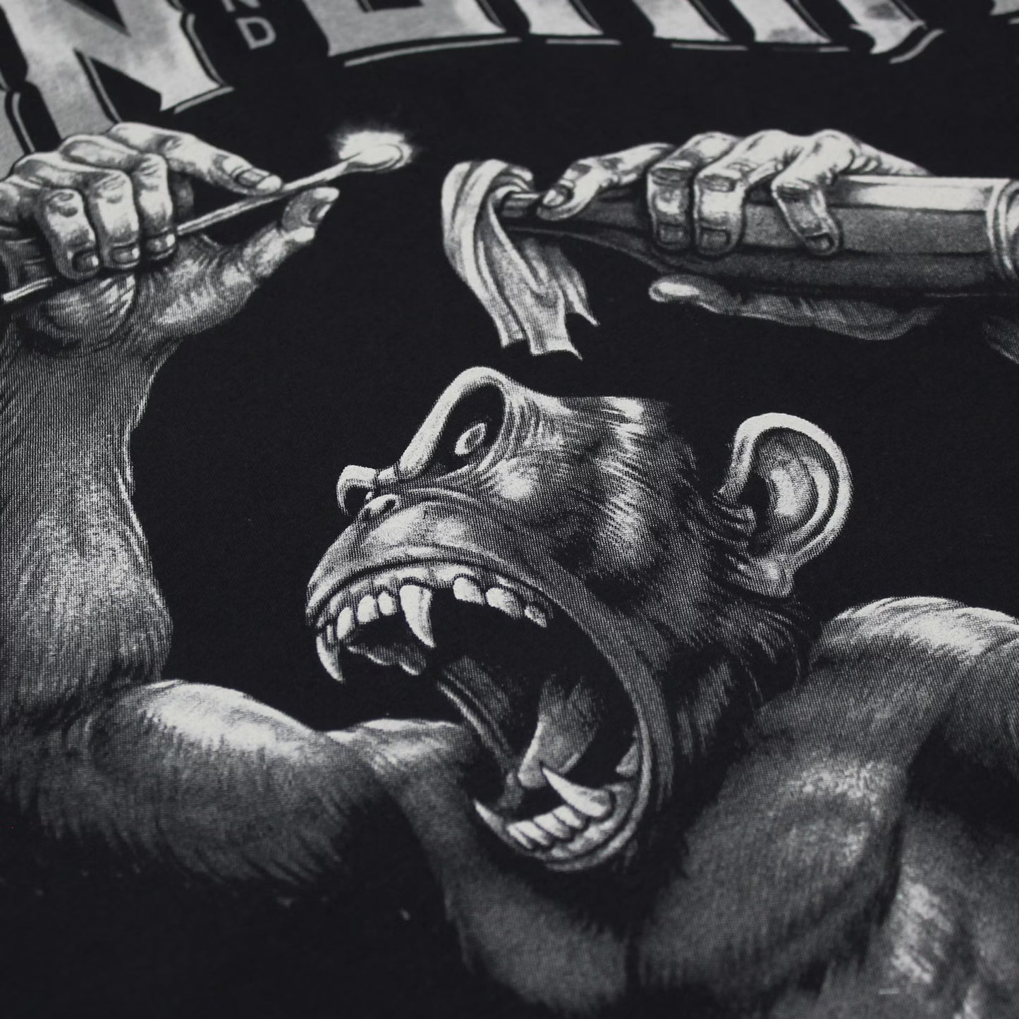 Schwarzes Yakuza Premium T-Shirt mit Affen-Print auf dem Rücken