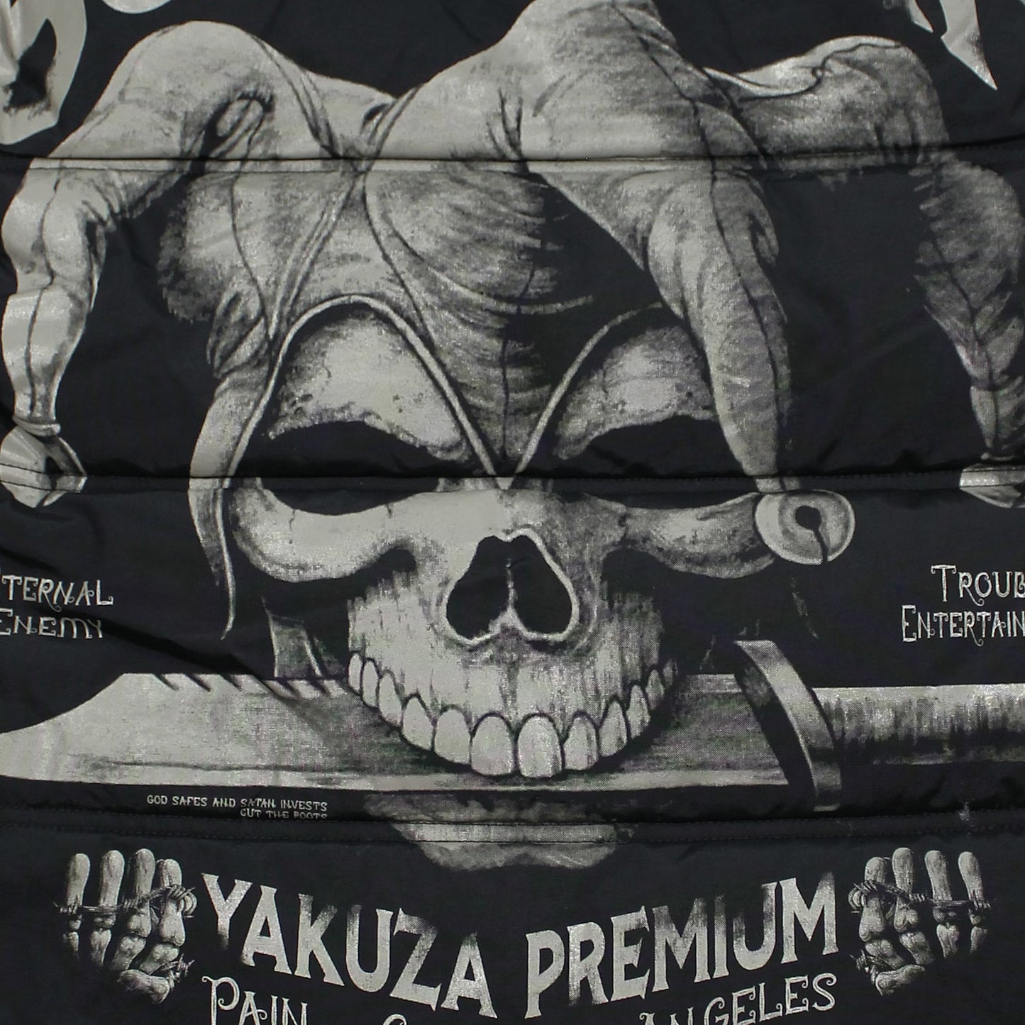 Schwarze Yakuza Premium Weste 3966 mit Harlekin-Print auf dem Rücken und abnehmbarer Kapuze.