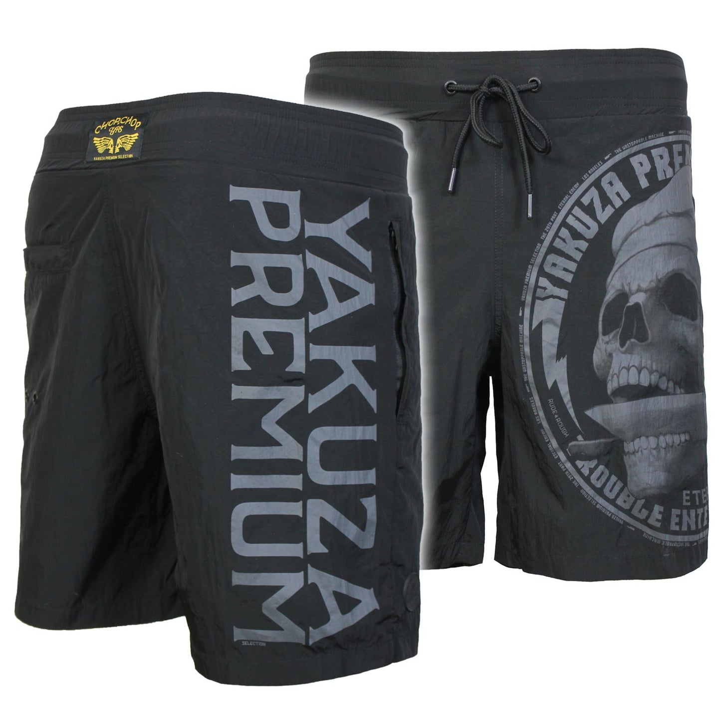 Schwarze Yakuza Premium Badeshorts für Herren mit Totenkopf-Print auf der Vorderseite und vertikalem Logo-Schriftzug auf der Rückseite.