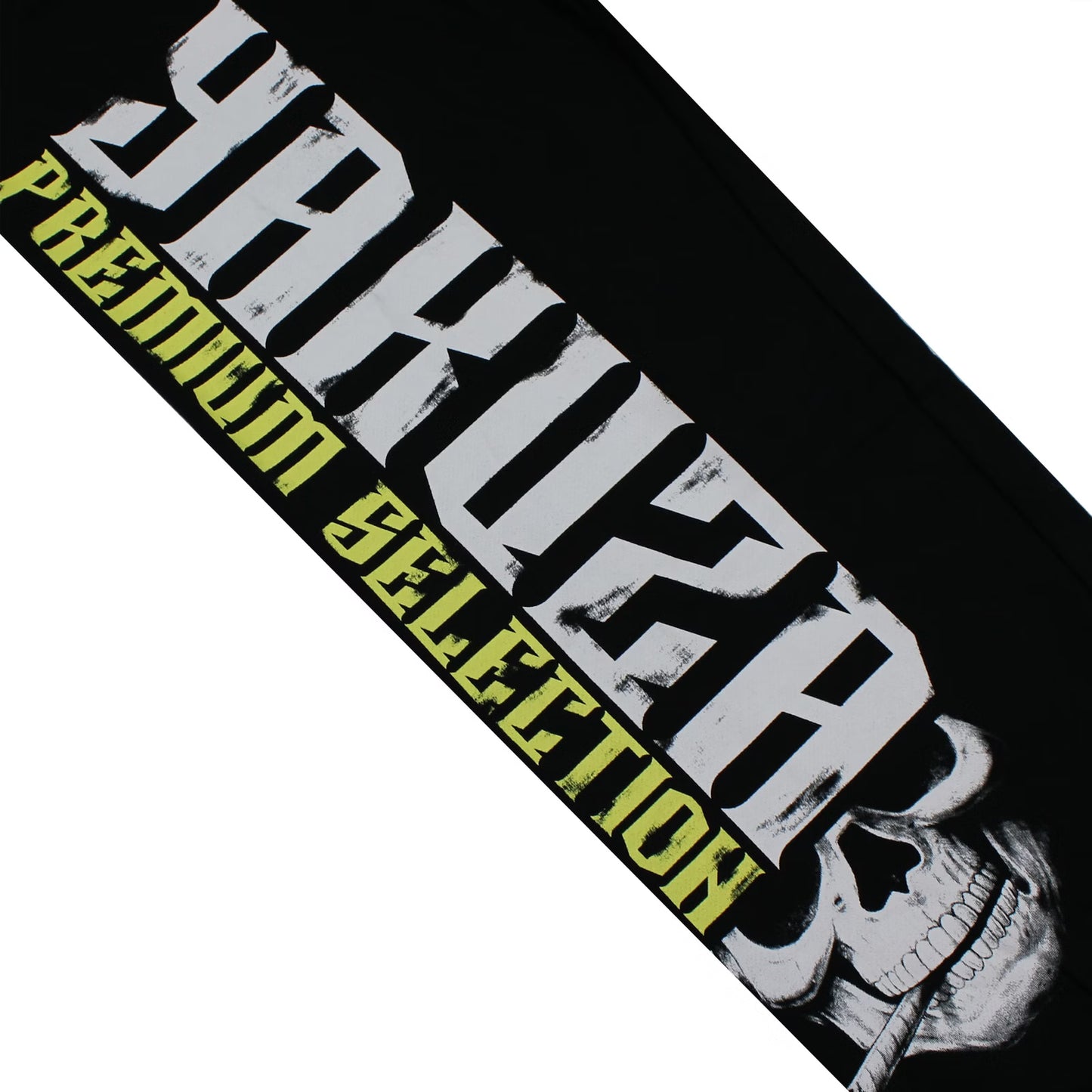 Yakuza Premium Herren Jogginghose Schwarz Detailansicht grosser weisser Yakuza-Schriftzug mit gelbem Premium Selection Print und Totenkopf.