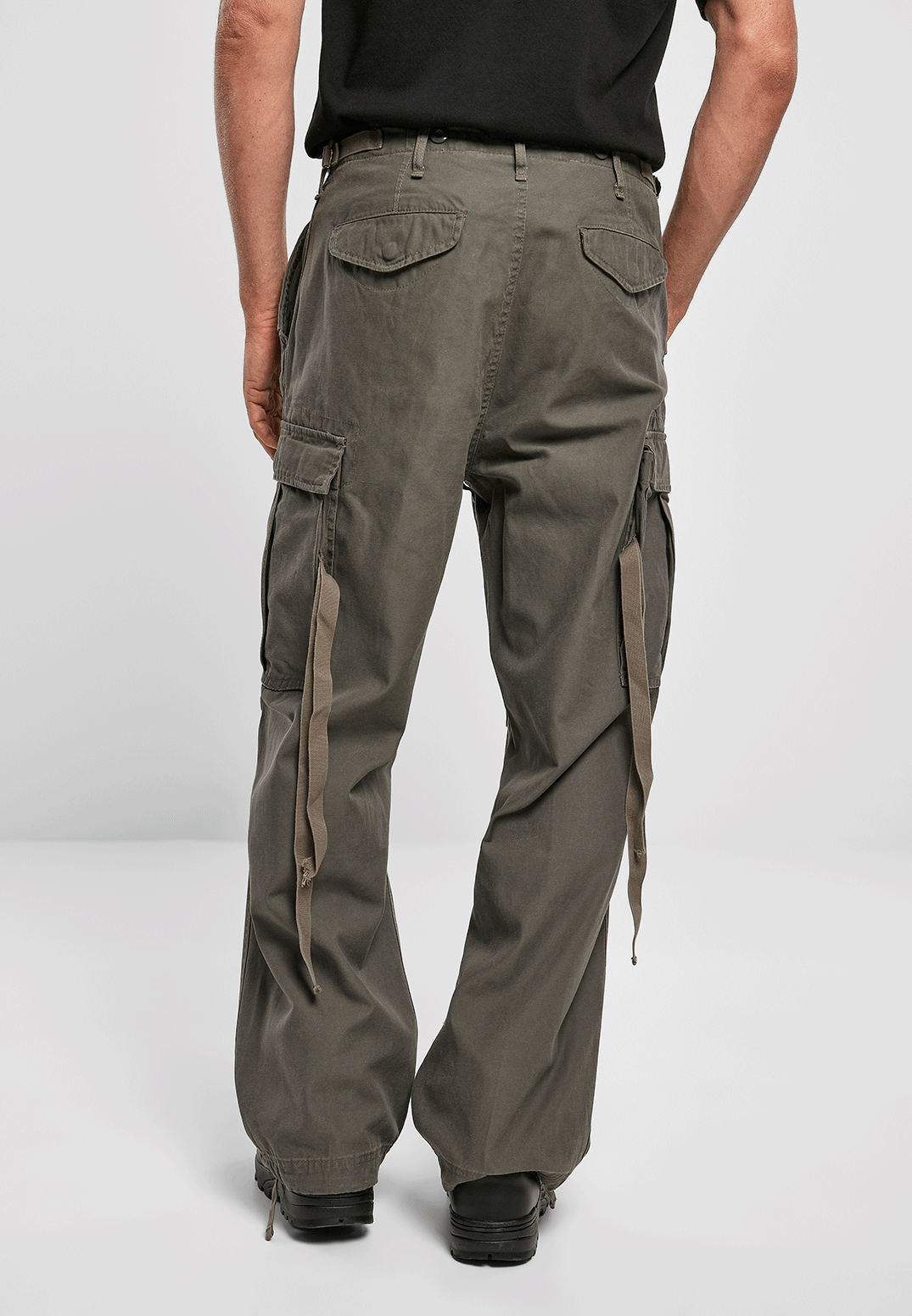 Rückansicht einer robusten Brandit Cargo-Hose in Oliv mit Gesäßtaschen im Vintage-Look.
