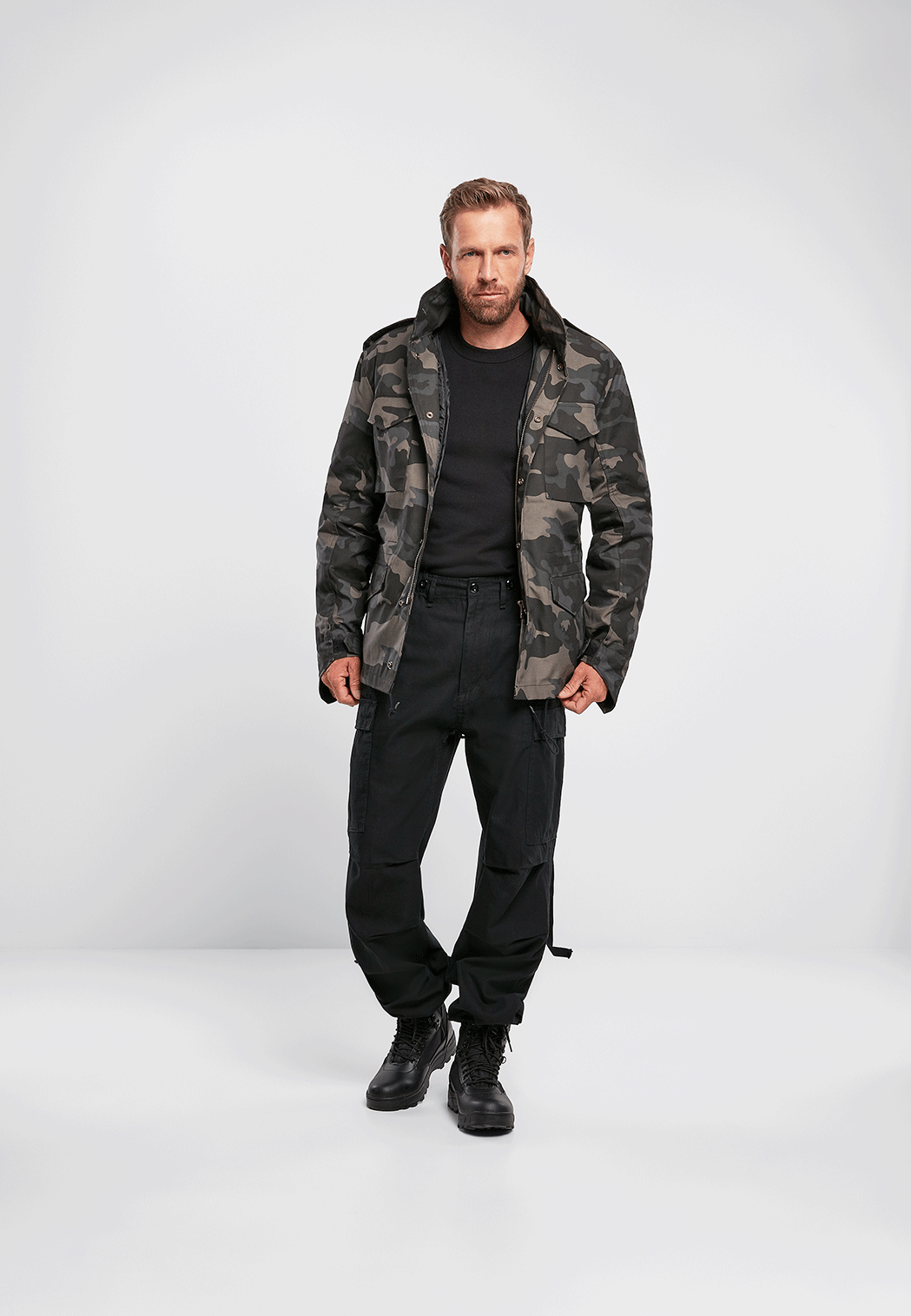 Schwarze M65 Cargo-Hose für Herren von Brandit in der lockeren Loose-Fit-Passform.