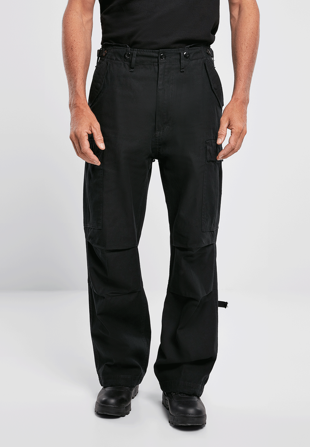 Schwarze M65 Cargo-Hose für Herren von Brandit in der lockeren Loose-Fit-Passform.