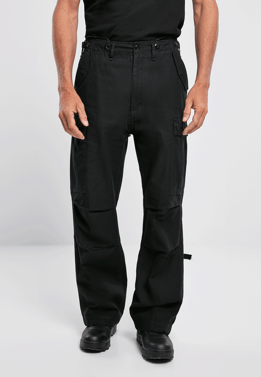 Schwarze M65 Cargo-Hose für Herren von Brandit in der lockeren Loose-Fit-Passform.