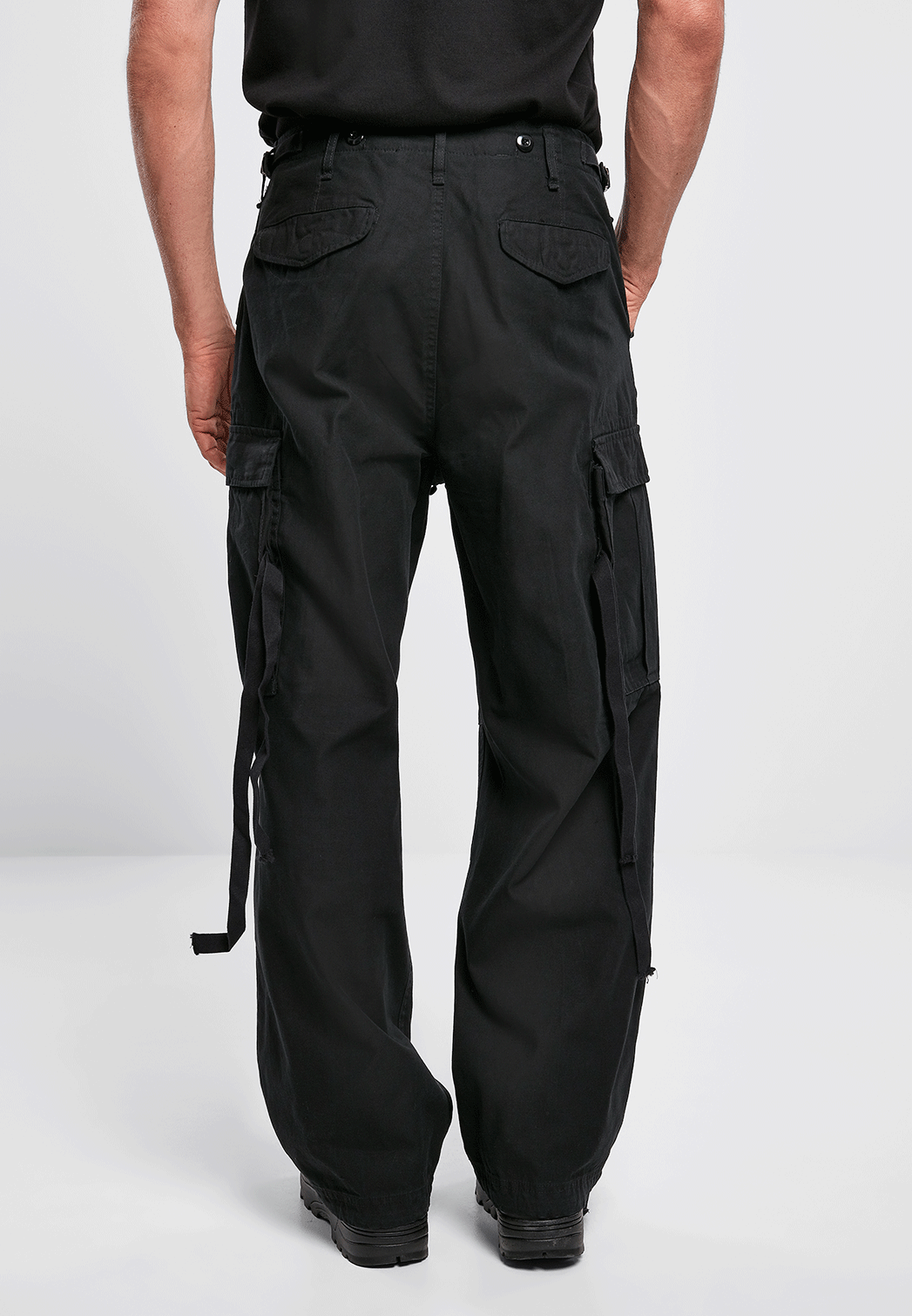 Rückansicht einer robusten Brandit Cargo-Hose in Schwarz mit Gesäßtaschen im Vintage-Look.