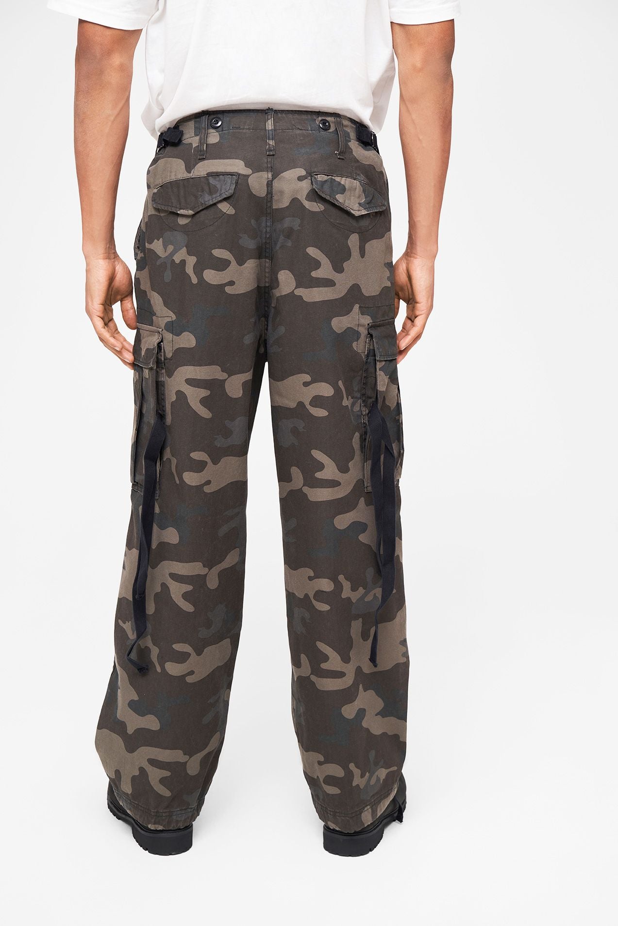 Rückansicht einer robusten Brandit Cargo-Hose im dunklen Camouflage-Look mit Gesässtaschen.