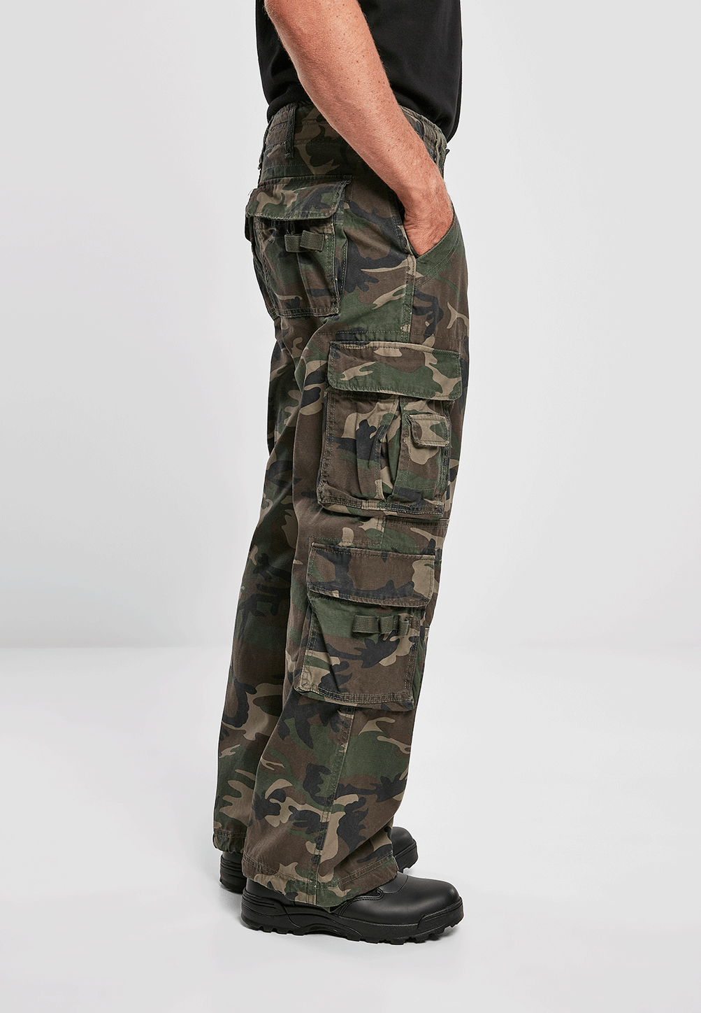 Seitenansicht der Brandit Pure Vintage Pants Woodland mit Fokus auf die aufgesetzten Cargo-Taschen. 