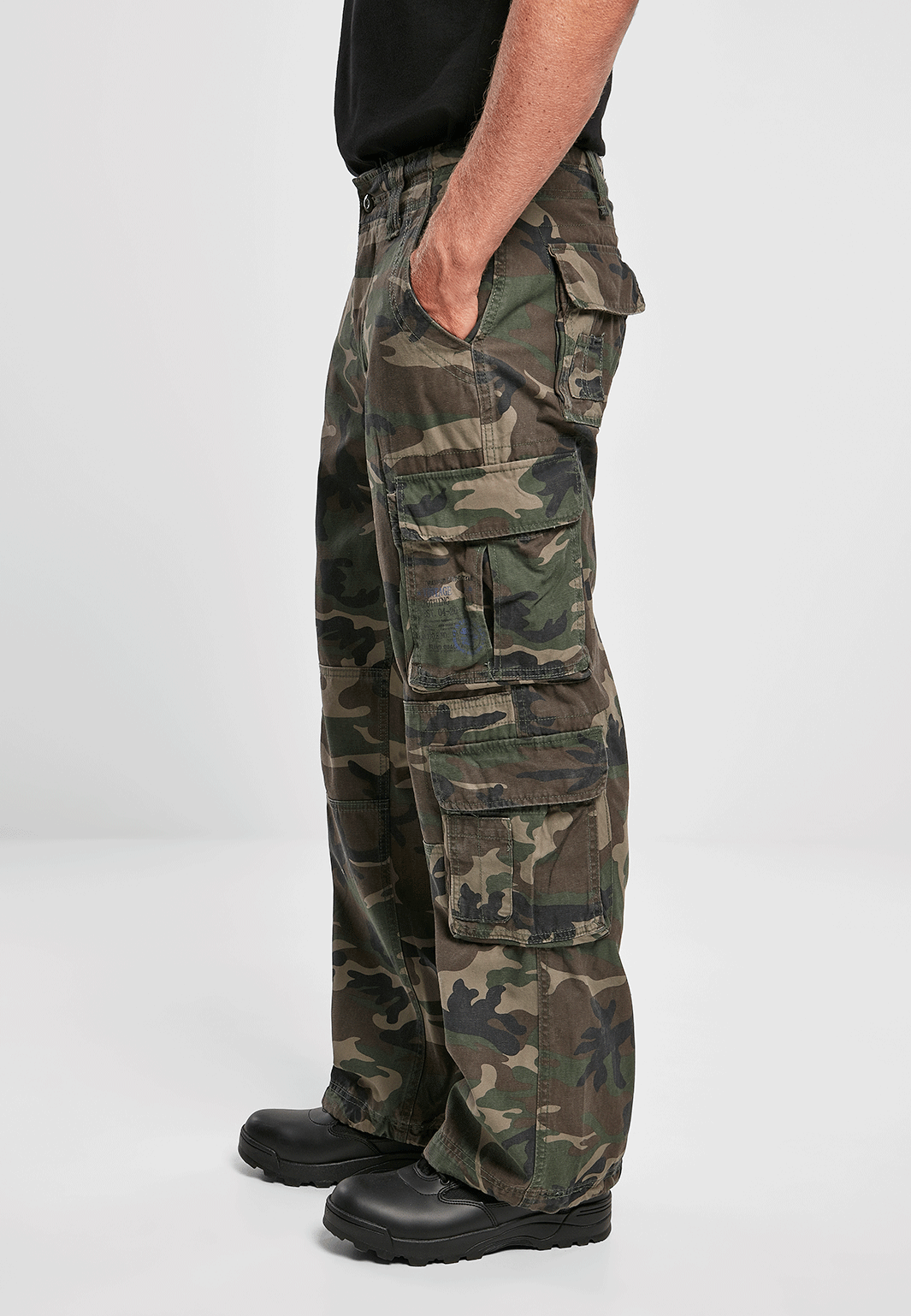Seitenansicht der Brandit Pure Vintage Pants Woodland mit Fokus auf die aufgesetzten Cargo-Taschen. 