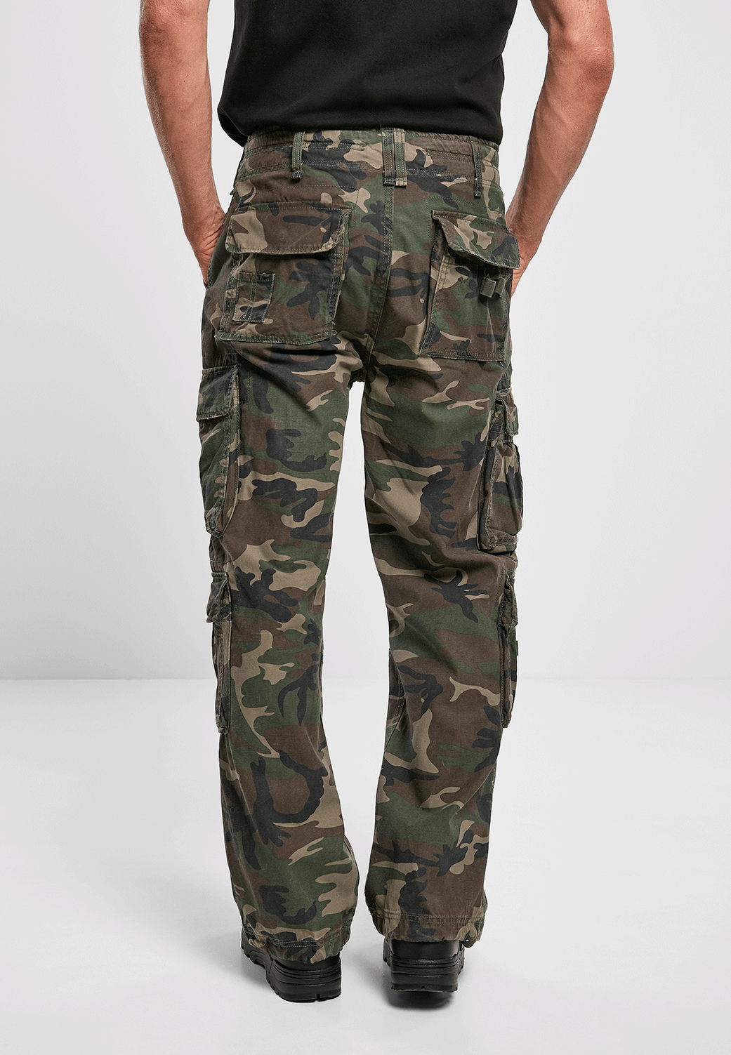 Rückseite der Brandit Pure Vintage Pants Woodland mit markanten Gesässtaschen im Camouflage-Look. 