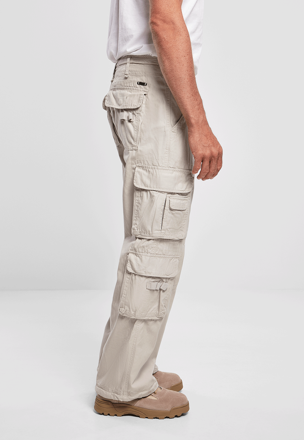Seitenansicht der Brandit Pure Vintage Pants Old White mit Fokus auf die aufgesetzten Cargo-Taschen.
