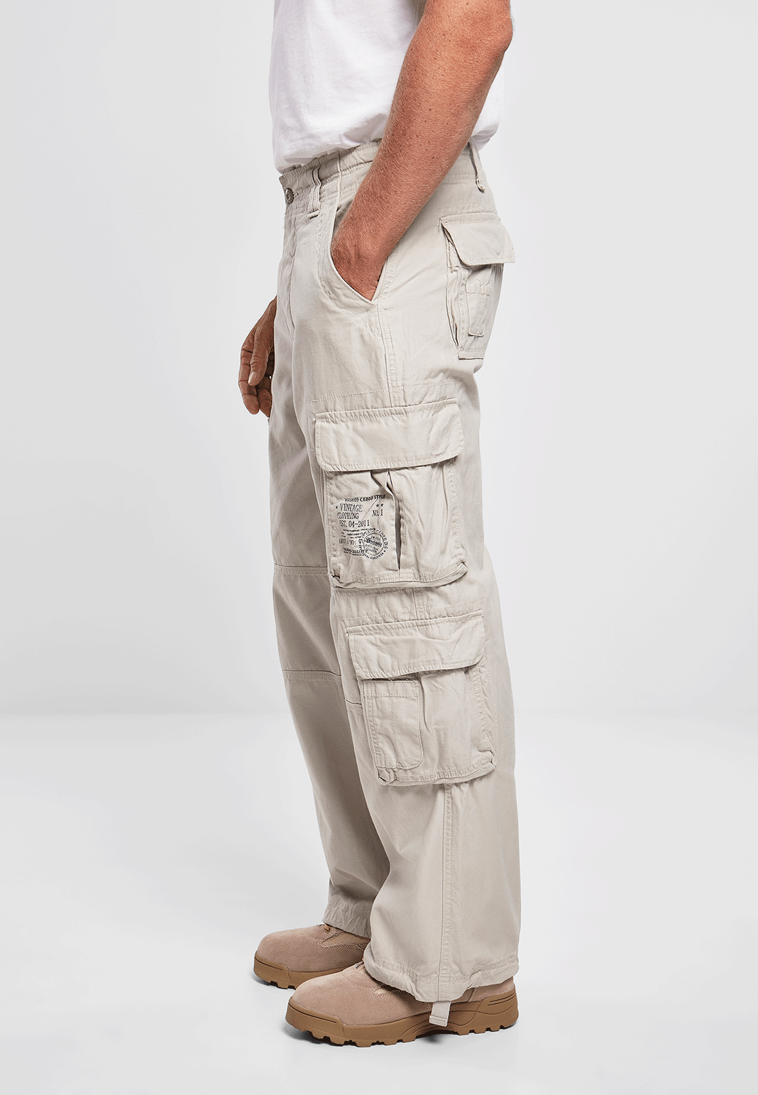 Seitenansicht der Brandit Pure Vintage Pants Old White mit Fokus auf die aufgesetzten Cargo-Taschen.