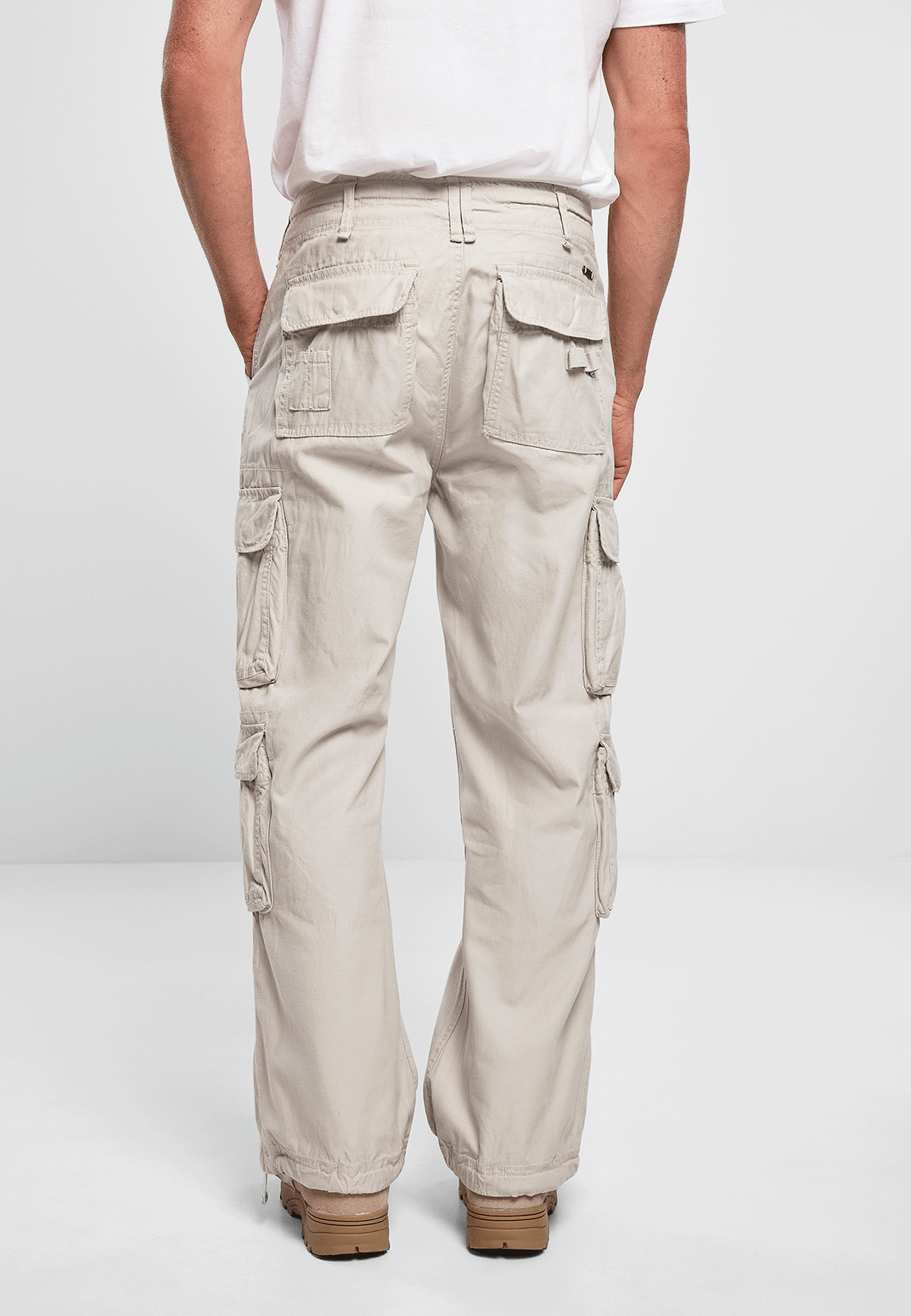 Rückansicht der Brandit Pure Vintage Pants Old White mit markanten Gesässtaschen und weitem Schnitt. 