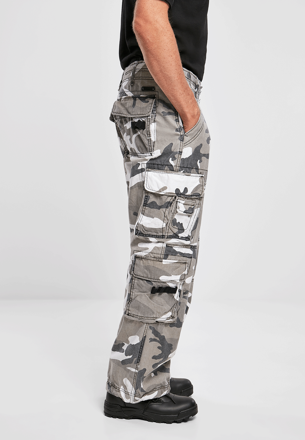 Seitenansicht der Brandit Pure Vintage Pants Urban mit Fokus auf die aufgesetzten Cargo-Taschen.