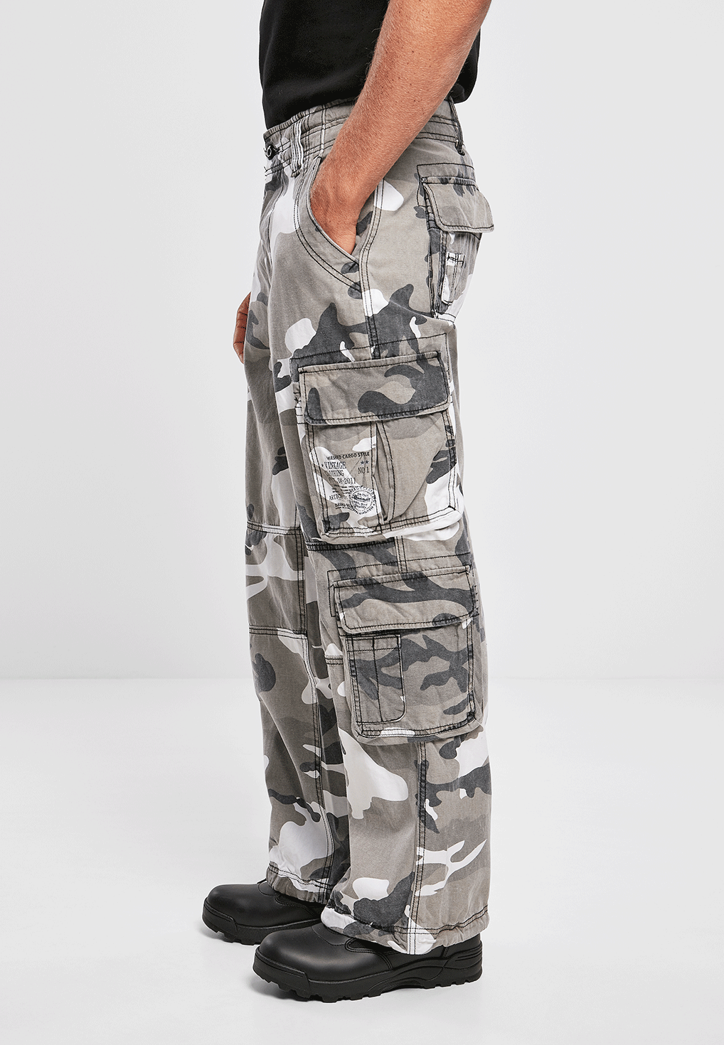 Seitenansicht der Brandit Pure Vintage Pants Urban mit Fokus auf die aufgesetzten Cargo-Taschen.
