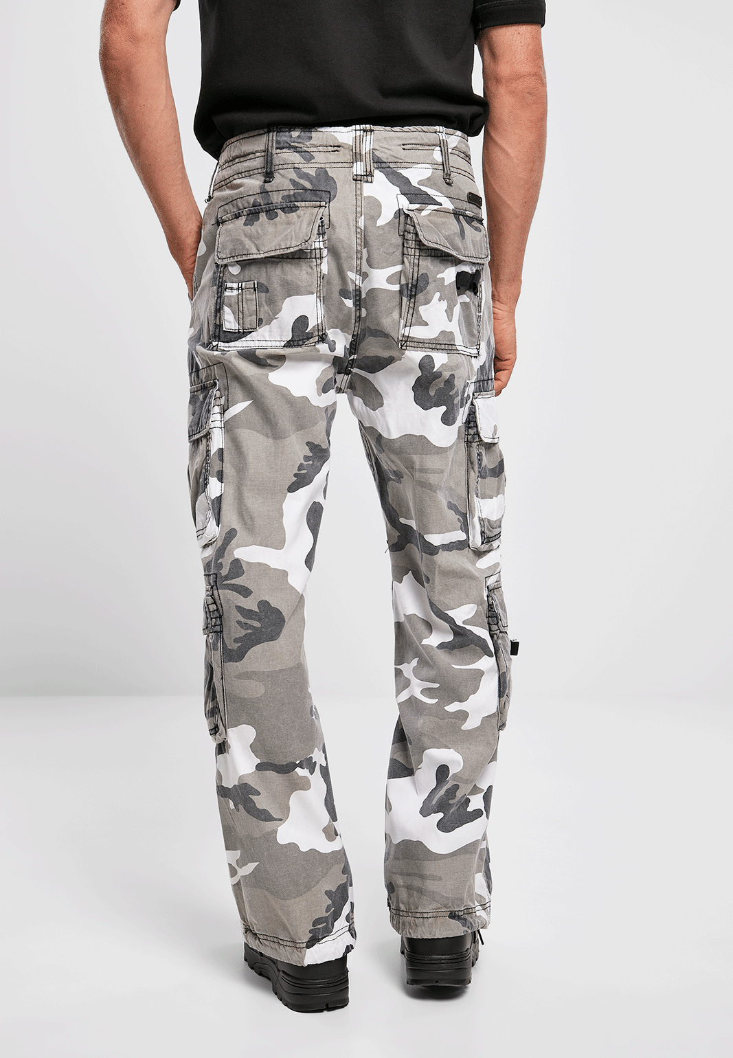 Rückseite der Brandit Pure Vintage Pants Urban mit markanten Gesässtaschen im Camouflage-Look. 