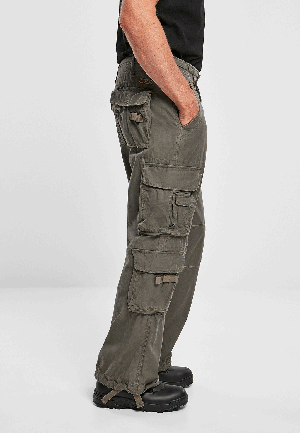 Seitenansicht der Brandit Pure Vintage Pants Olive mit Fokus auf die aufgesetzten Cargo-Taschen.