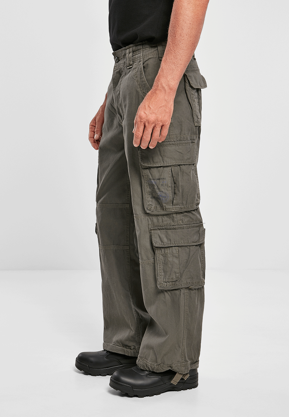 Seitenansicht der Brandit Pure Vintage Pants Olive mit Fokus auf die aufgesetzten Cargo-Taschen. 