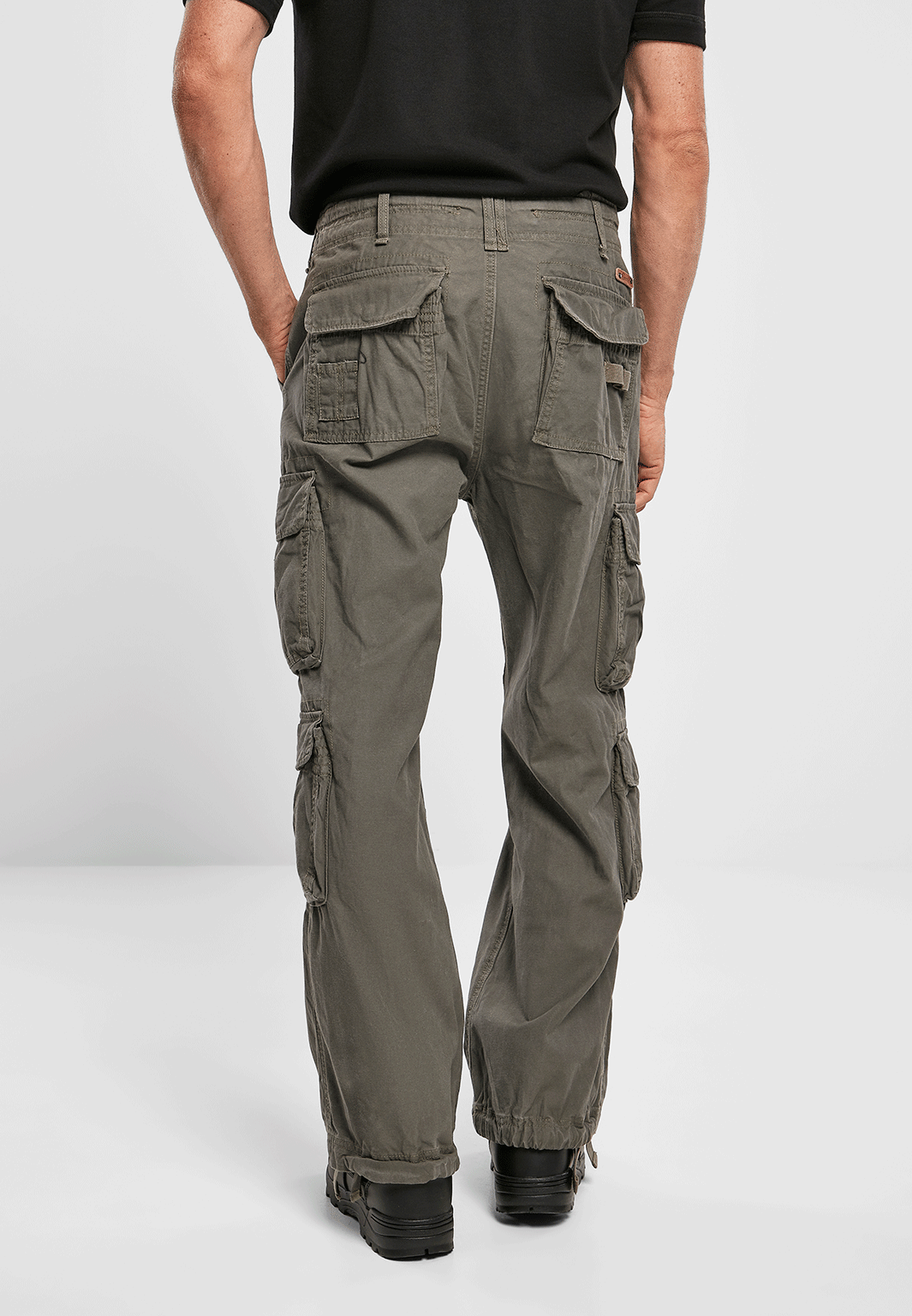 Rückansicht der Brandit Pure Vintage Pants Olive mit markanten Gesässtaschen und weitem Schnitt.
