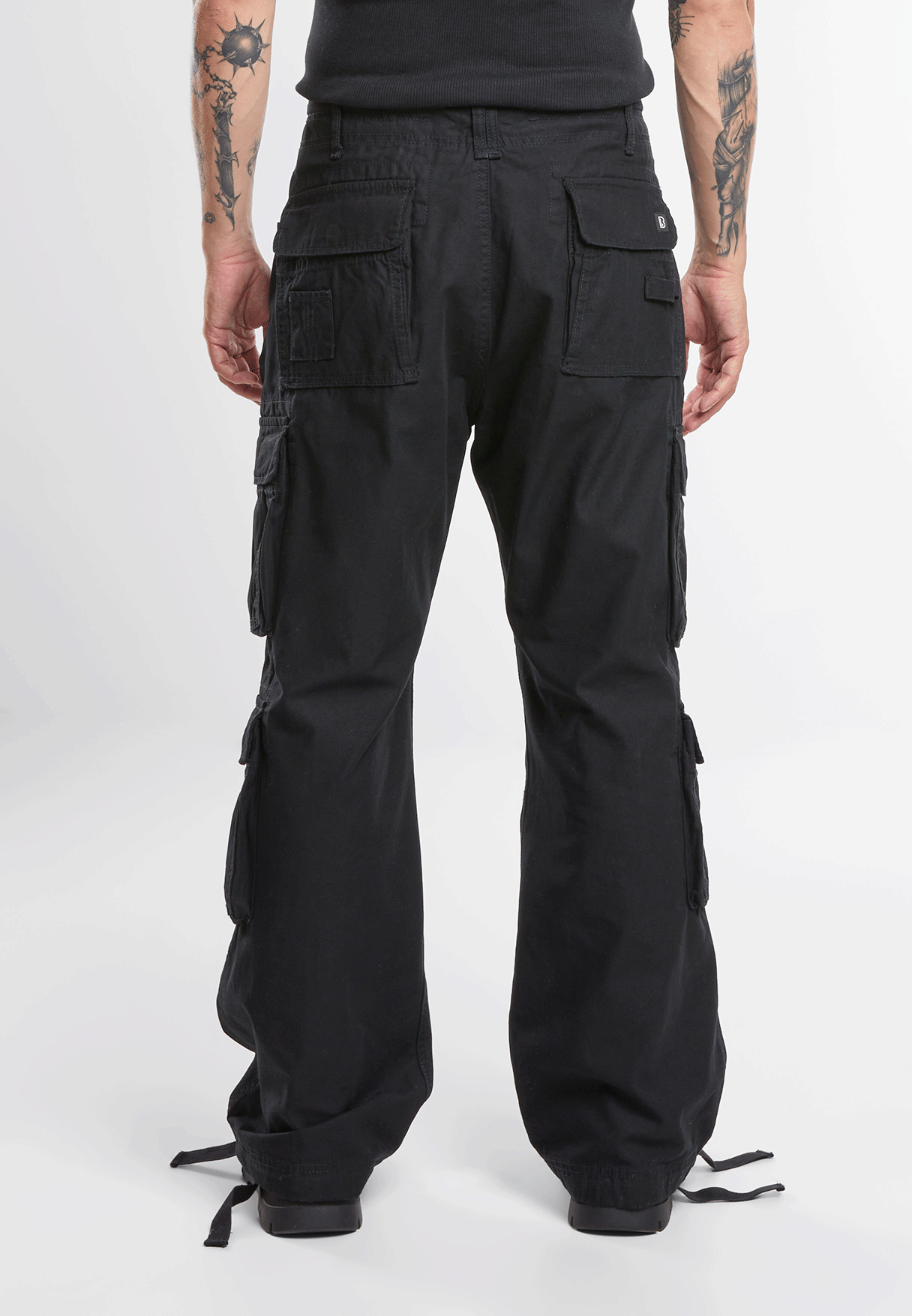 Rückansicht der Brandit Pure Vintage Pants Schwarz mit markanten Gesässtaschen und weitem Schnitt. 