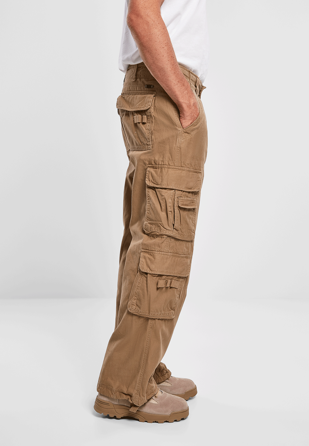 Seitenansicht der Brandit Pure Vintage Pants Beige mit Fokus auf die aufgesetzten Cargo-Taschen. 