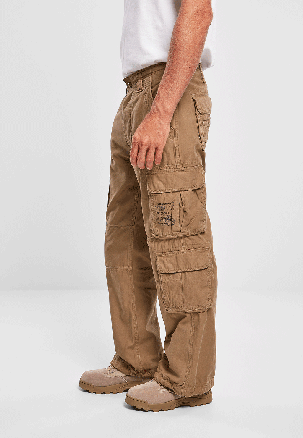 Seitenansicht der Brandit Pure Vintage Pants Beige mit Fokus auf die aufgesetzten Cargo-Taschen. 
