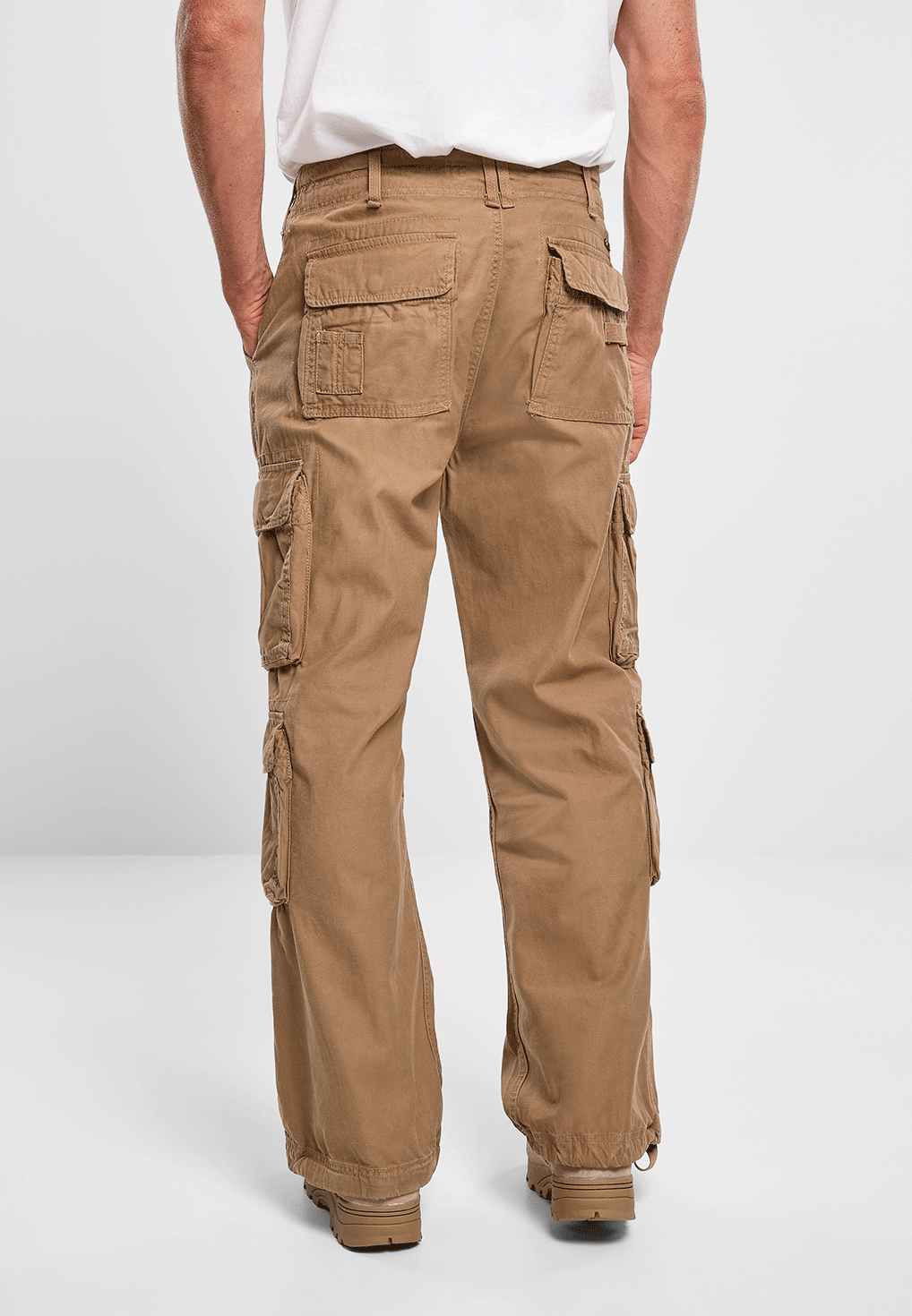 Rückansicht der Brandit Pure Vintage Pants Beige mit markanten Gesässtaschen und weitem Schnitt. 