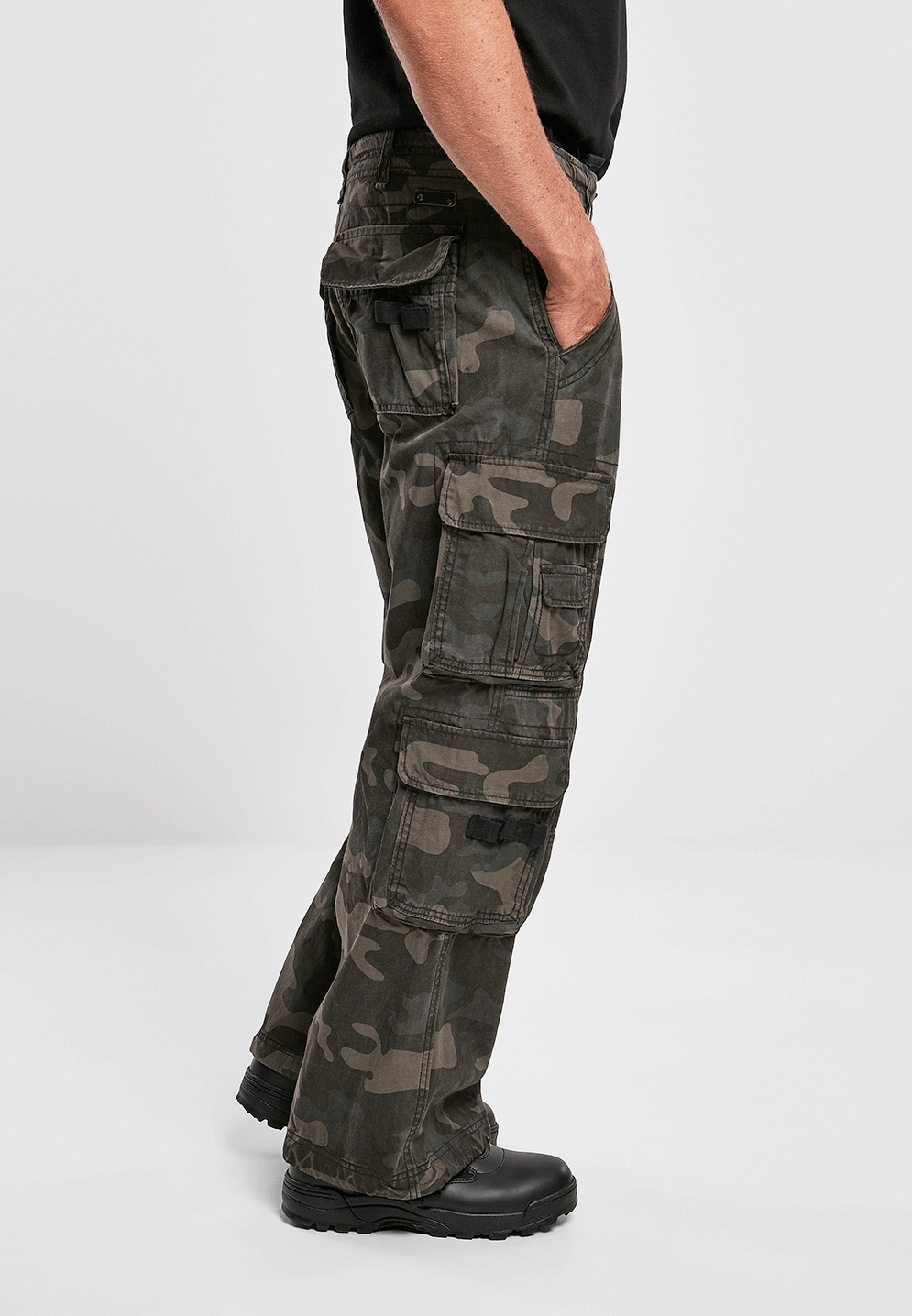 Seitenansicht der Brandit Pure Vintage Pants Darkcamo mit Fokus auf die aufgesetzten Cargo-Taschen.