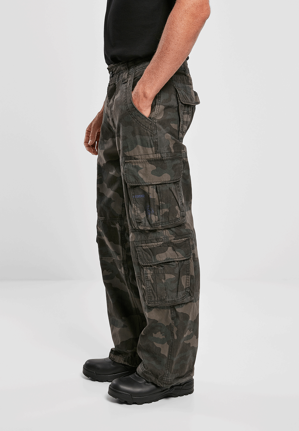 Seitenansicht der Brandit Pure Vintage Pants Darkcamo mit Fokus auf die aufgesetzten Cargo-Taschen.