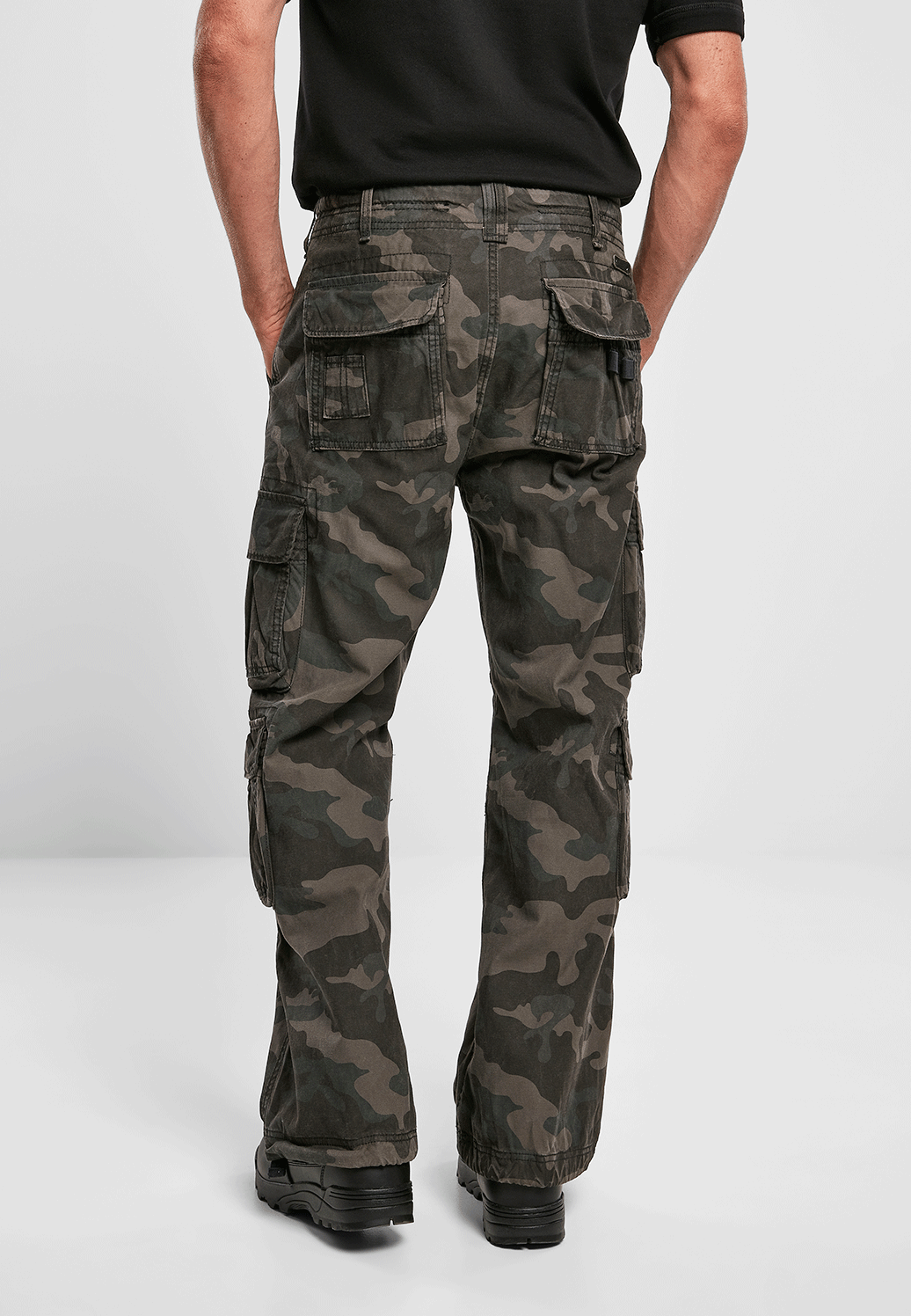Rückseite der Brandit Pure Vintage Pants Darkcamo mit markanten Gesässtaschen im Camouflage-Look. 