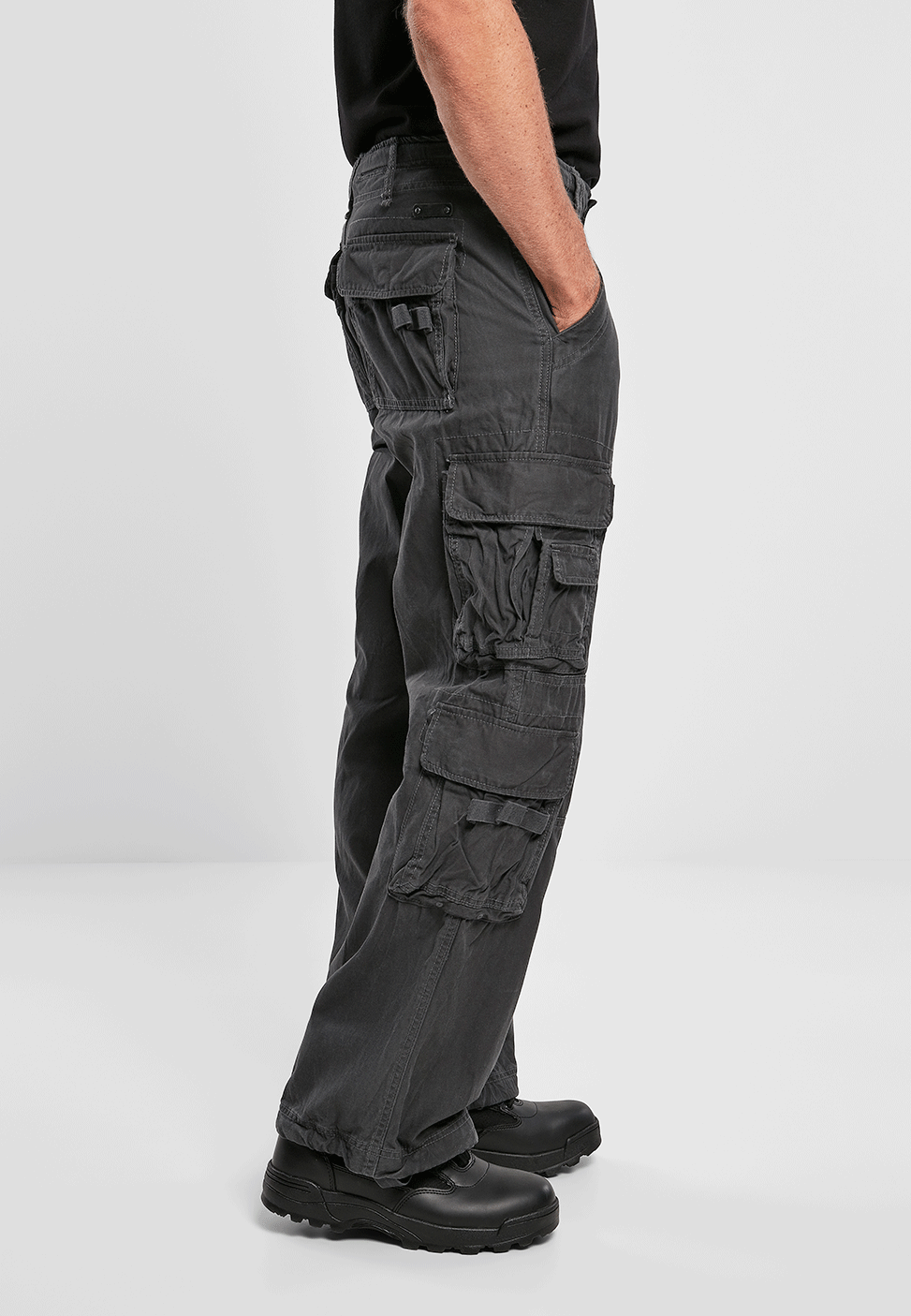 Seitenansicht der Brandit Pure Vintage Pants Anthracite mit Fokus auf die aufgesetzten Cargo-Taschen.