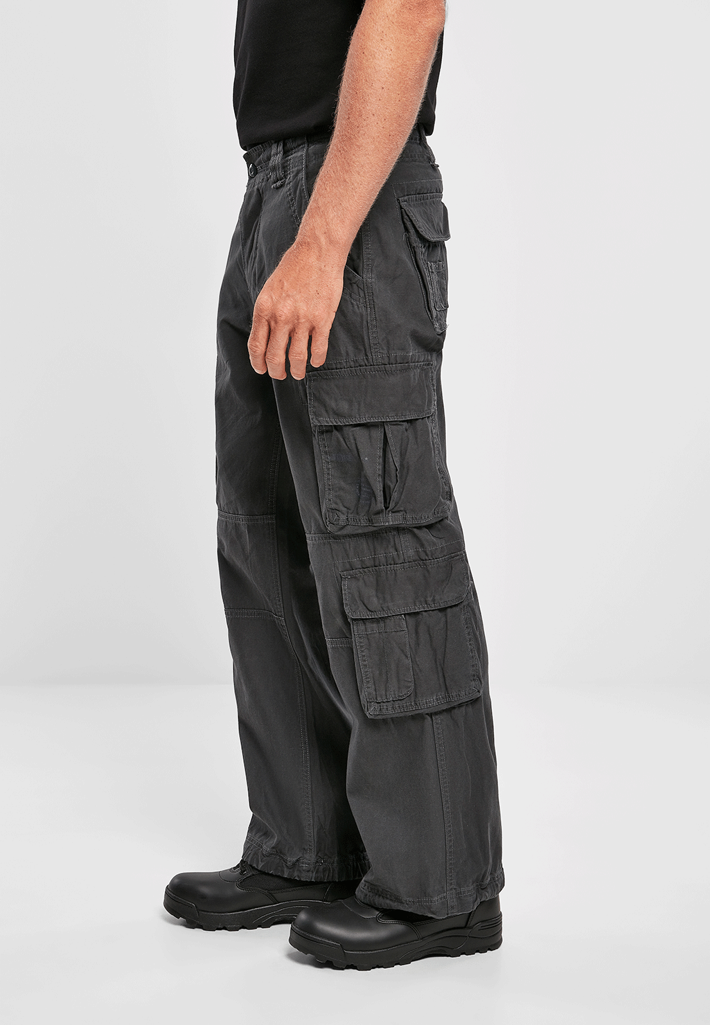 Seitenansicht der Brandit Pure Vintage Pants Anthracite mit Fokus auf die aufgesetzten Cargo-Taschen.