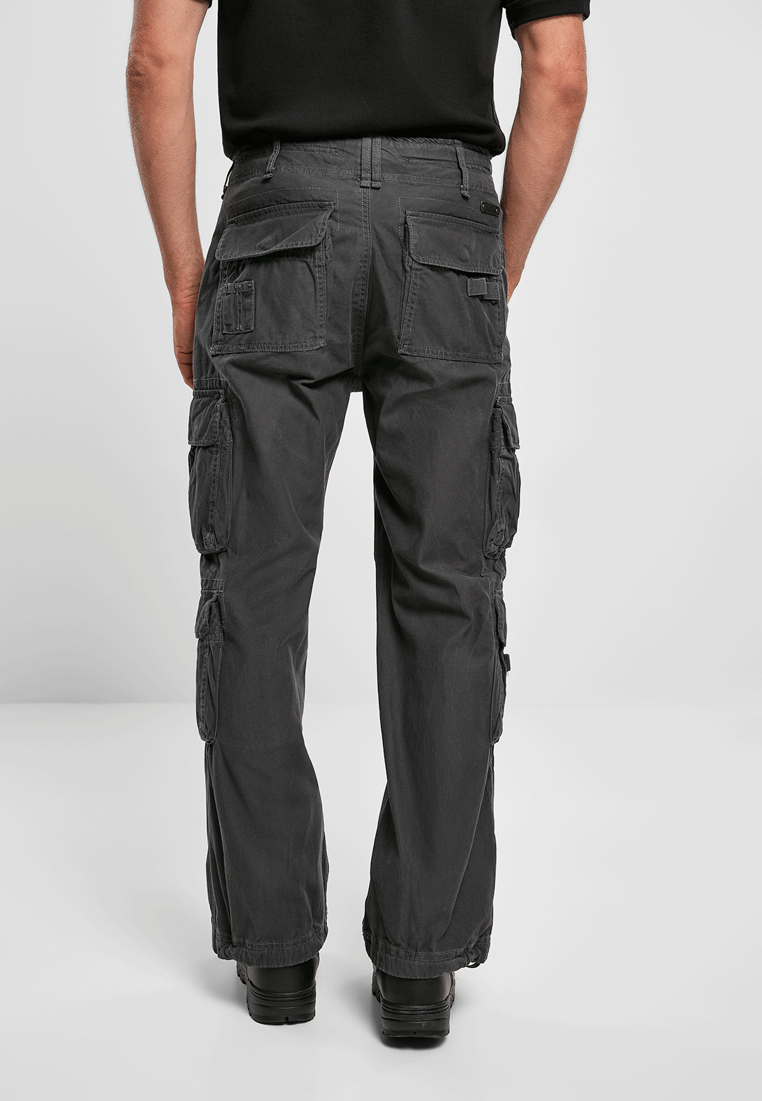 Rückansicht der Brandit Pure Vintage Pants Anthracite mit markanten Gesässtaschen und weitem Schnitt.