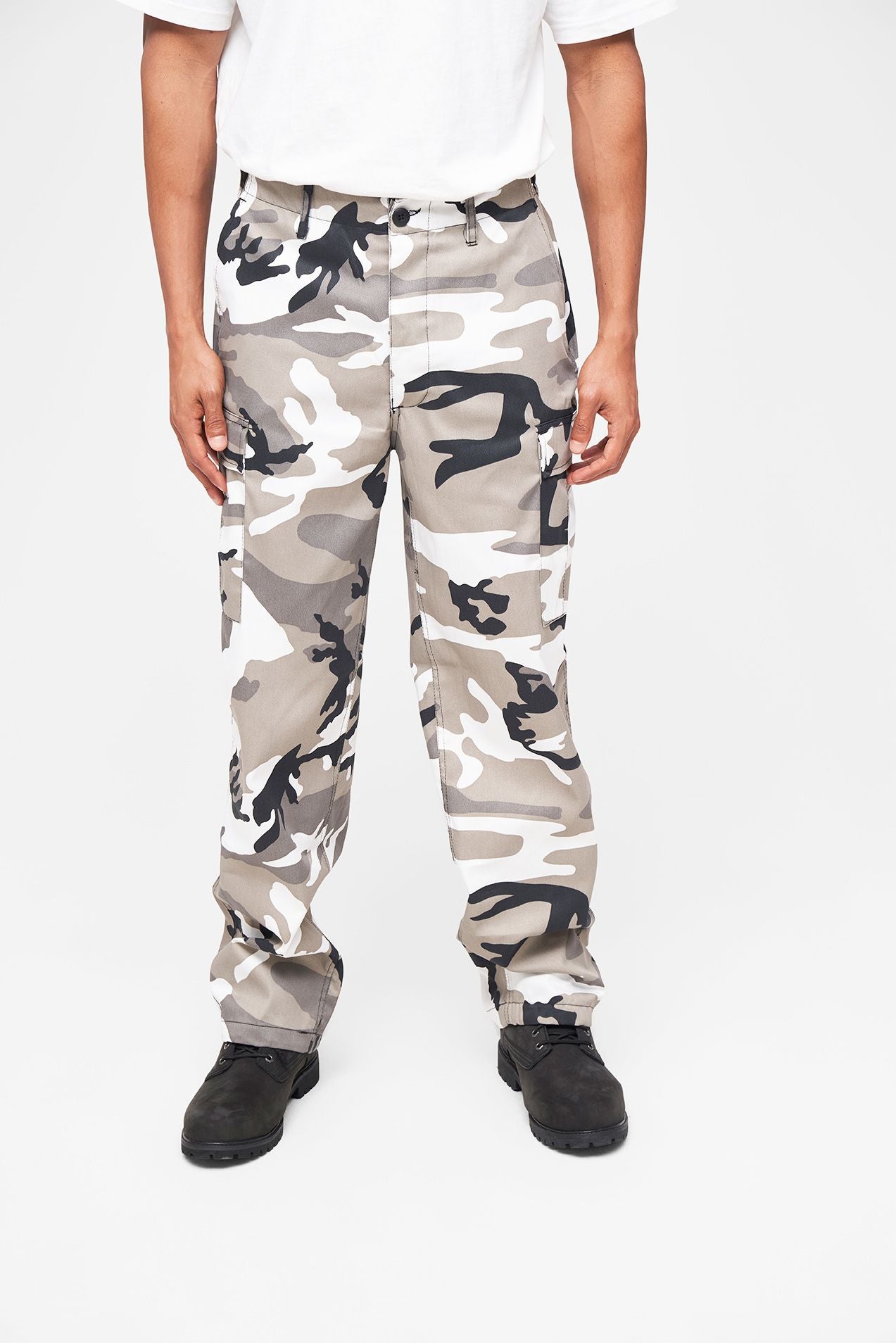 Robuste Brandit US Ranger Cargo-Hose für Herren im modernen Urban-Camo-Muster mit grossen Taschen.