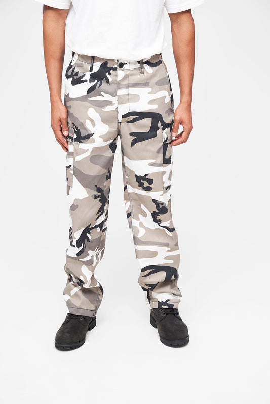 Robuste Brandit US Ranger Cargo-Hose für Herren im modernen Urban-Camo-Muster mit grossen Taschen.