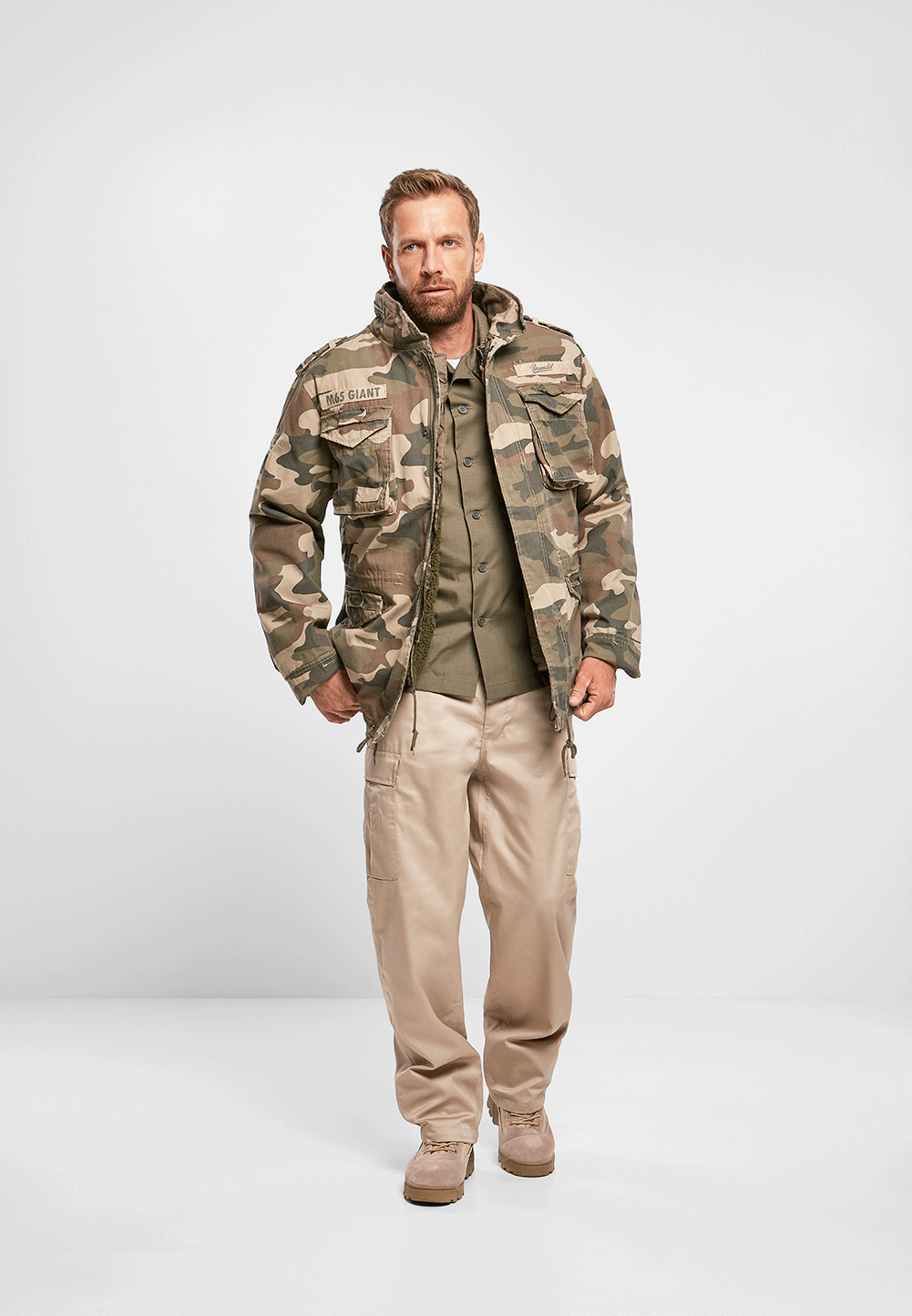 Beige Brandit US Ranger Cargo-Hose für Herren im klassischen, geraden Schnitt mit grossen Beintaschen.