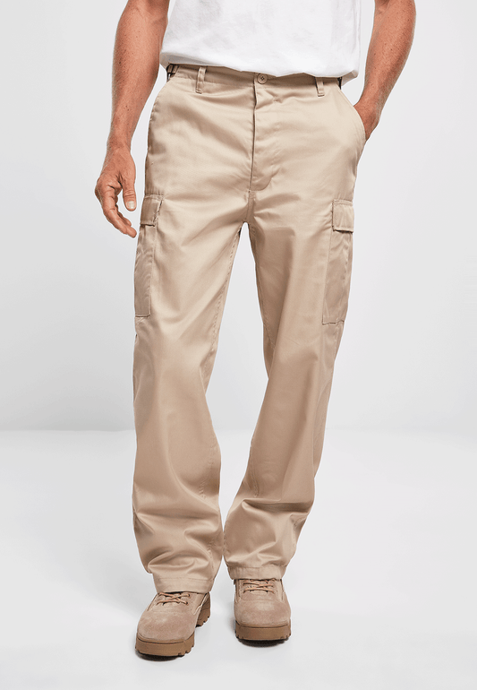 Beige Brandit US Ranger Cargo-Hose für Herren im klassischen, geraden Schnitt mit grossen Beintaschen.