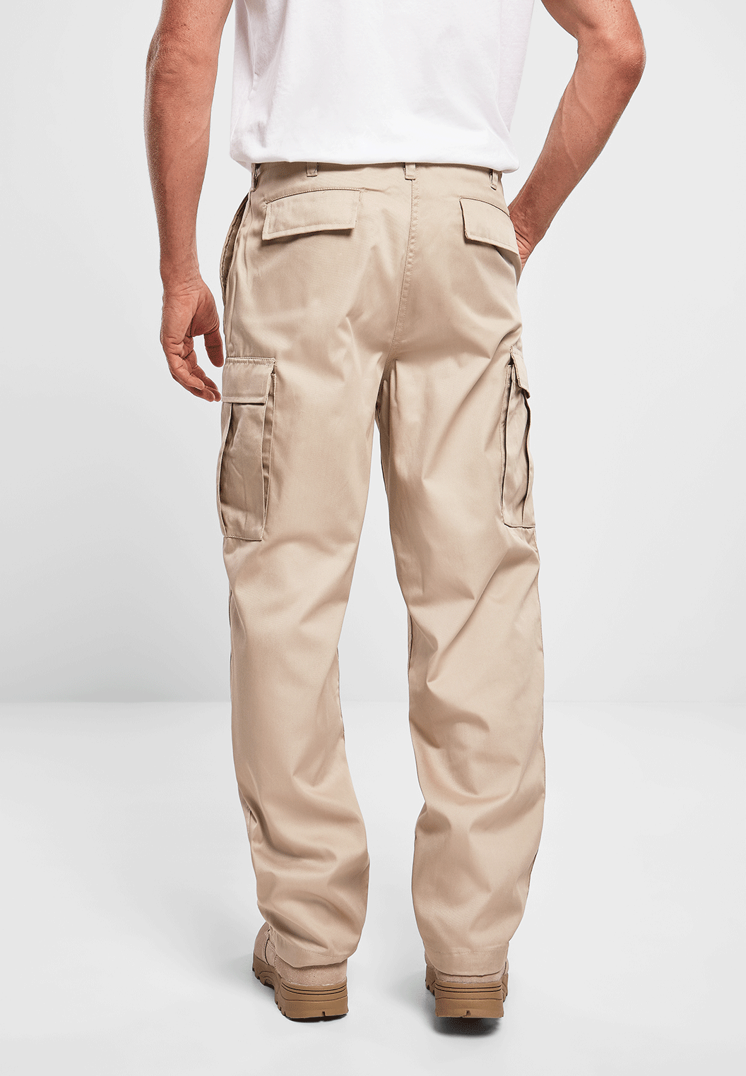 Rückansicht der beigen Brandit US Ranger Cargo-Hose mit zwei grossen Gesässtaschen mit Klappe.