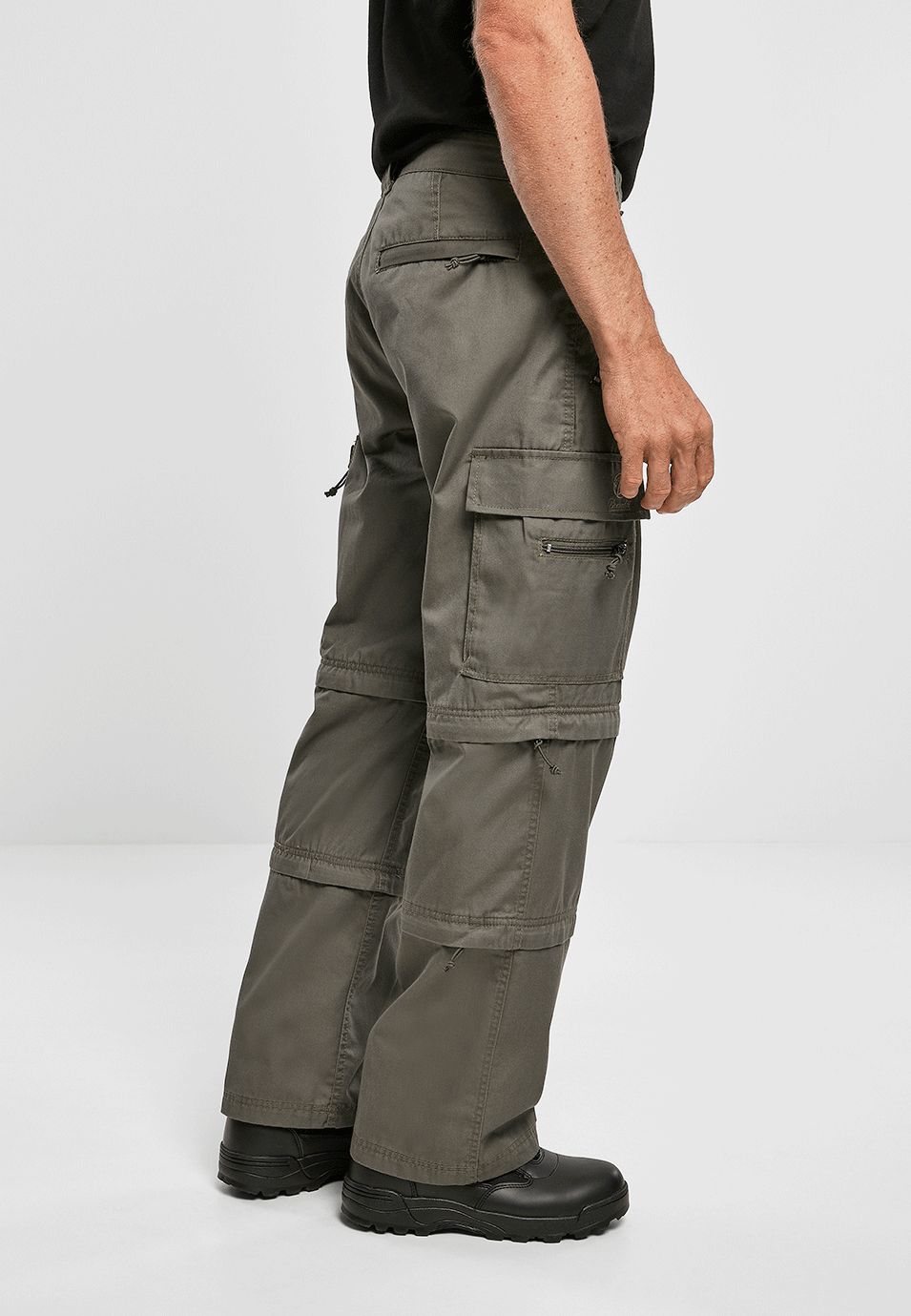 Detailansicht der seitlichen Cargo-Tasche an einer olivfarbenen Outdoorhose.