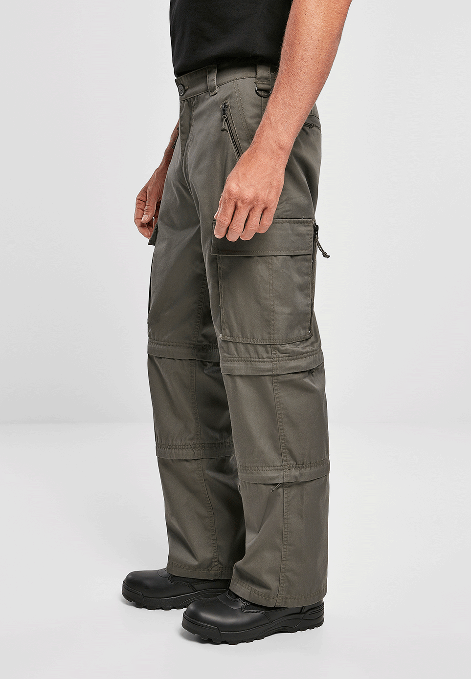 Detailansicht der seitlichen Cargo-Tasche an einer olivfarbenen Outdoorhose.