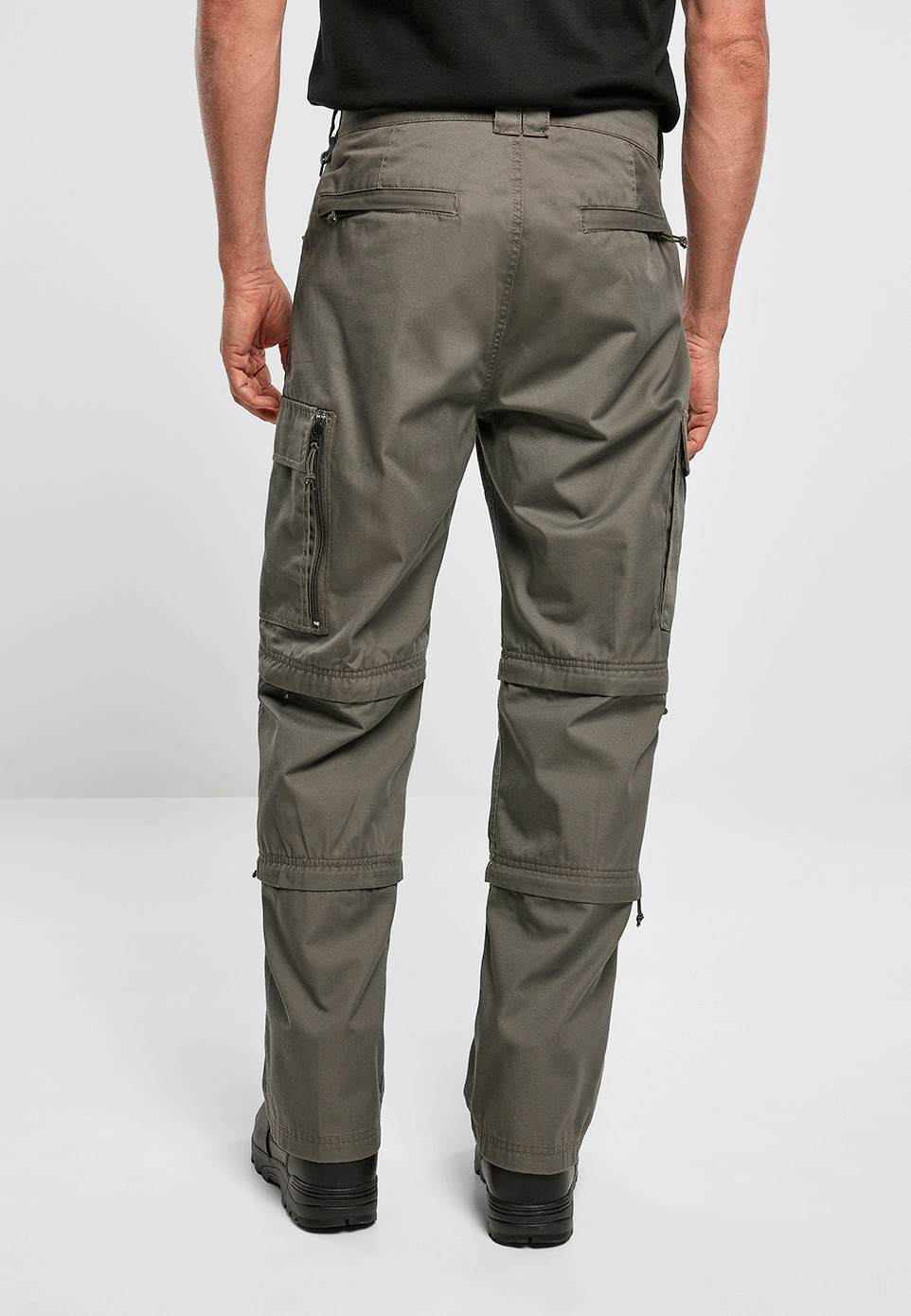 Rückansicht der olivgrünen Cargo-Wanderhose mit praktischen Gesässtaschen.