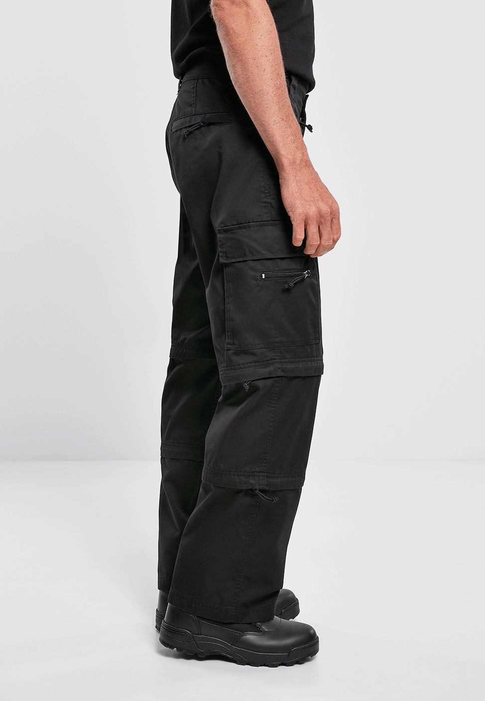 Detailansicht der seitlichen Cargo-Tasche an einer schwarzen Outdoorhose.