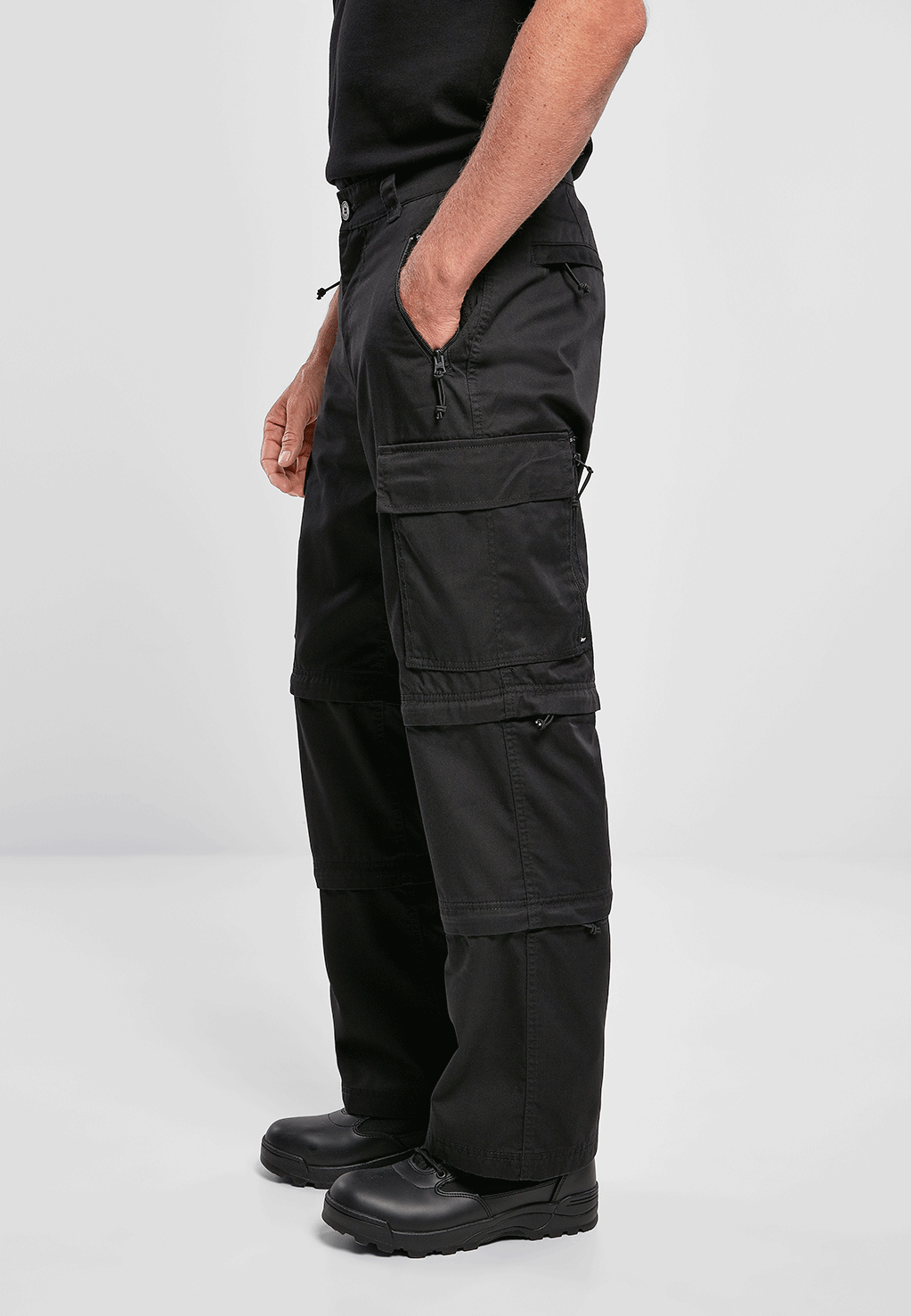 Detailansicht der seitlichen Cargo-Tasche an einer schwarzen Outdoorhose.