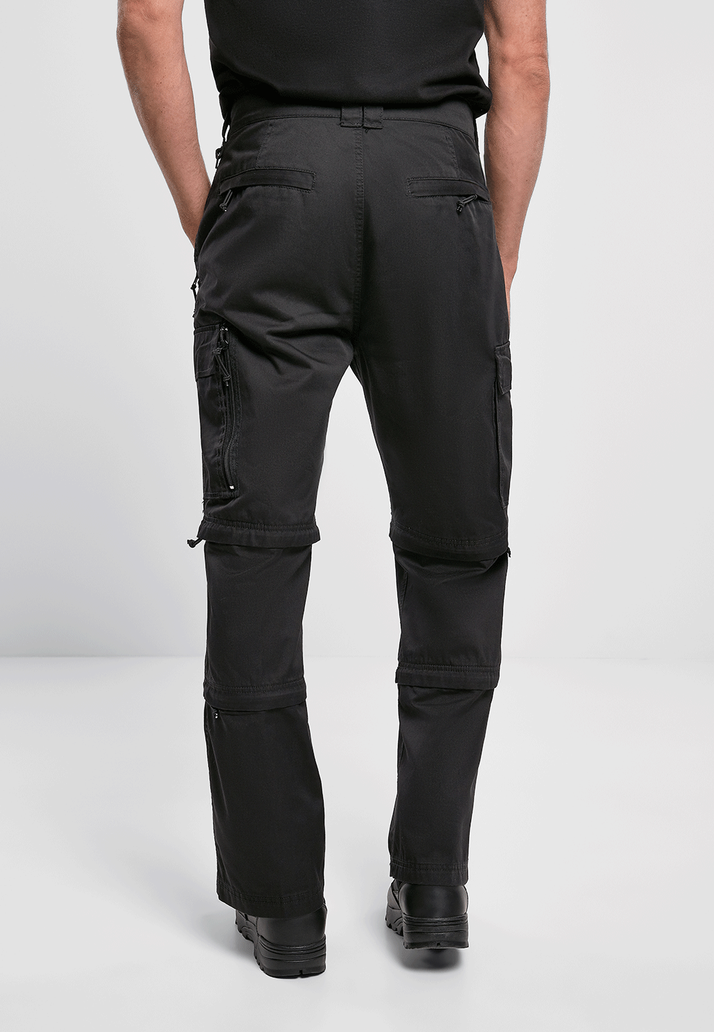  Rückansicht einer funktionalen schwarzen Wanderhose mit Reissverschluss-Gesässtaschen.